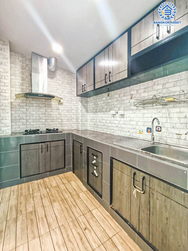 *****ทาวน์เฮ้าส์มือสองนนทบุรี โครงการ โกลเด้นทาวน์2 งามวงศ์วาน-ประชาชื่น เนื้อที่ 16.2 ตร.ว. ฟังก์ชัน 3 ห้องนอน 2 ห้องน้ำ 1 ที่จอดรถ แถมฟรี! 4 เครื่องปรับอากาศ, 2 เครื่องทำน้ำอุ่น บนทำเลเดินทางสะดวก เชื่อมต่อถนนกรุงเทพ-นนทบุรี ใกล้ทางด่วน "ศรีรัช" และรถไฟฟ้าสายสีม่วง "สถานีแยกติวานนท์" เพียง 10 นาทีเท่านั้น!