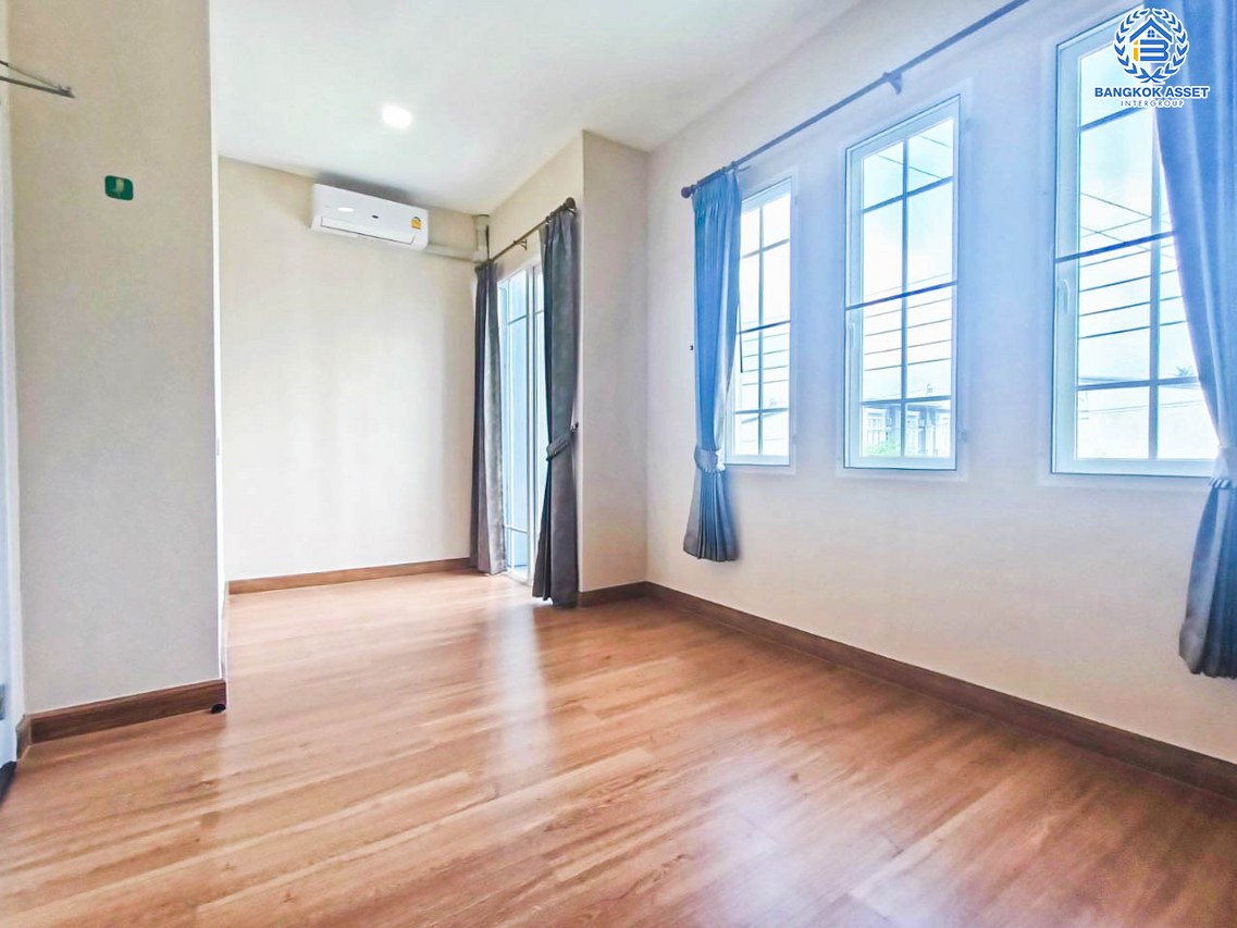 *****ทาวน์เฮ้าส์มือสองนนทบุรี โครงการ โกลเด้นทาวน์2 งามวงศ์วาน-ประชาชื่น เนื้อที่ 16.2 ตร.ว. ฟังก์ชัน 3 ห้องนอน 2 ห้องน้ำ 1 ที่จอดรถ แถมฟรี! 4 เครื่องปรับอากาศ, 2 เครื่องทำน้ำอุ่น บนทำเลเดินทางสะดวก เชื่อมต่อถนนกรุงเทพ-นนทบุรี ใกล้ทางด่วน "ศรีรัช" และรถไฟฟ้าสายสีม่วง "สถานีแยกติวานนท์" เพียง 10 นาทีเท่านั้น!