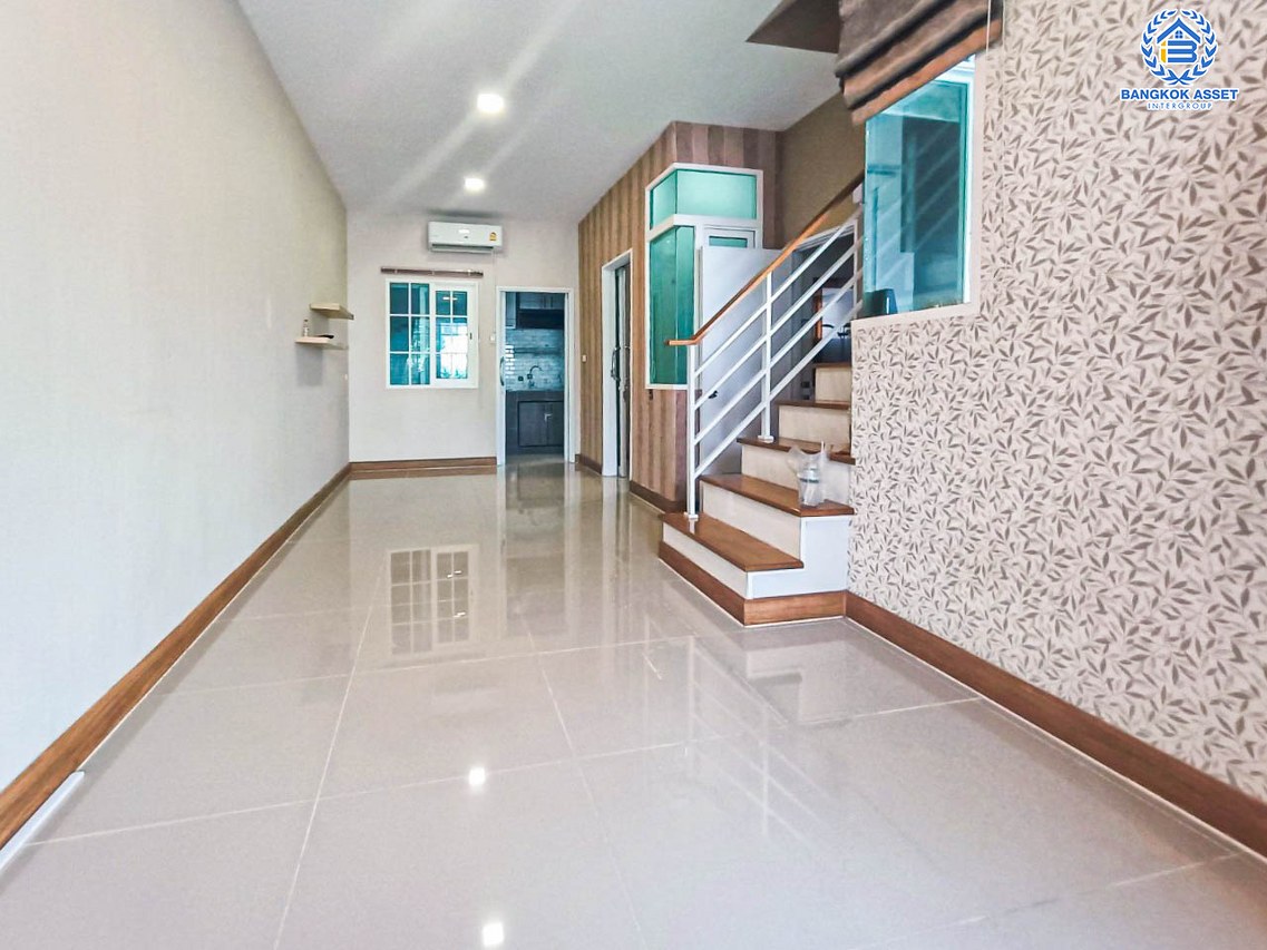 *****ทาวน์เฮ้าส์มือสองนนทบุรี โครงการ โกลเด้นทาวน์2 งามวงศ์วาน-ประชาชื่น เนื้อที่ 16.2 ตร.ว. ฟังก์ชัน 3 ห้องนอน 2 ห้องน้ำ 1 ที่จอดรถ แถมฟรี! 4 เครื่องปรับอากาศ, 2 เครื่องทำน้ำอุ่น บนทำเลเดินทางสะดวก เชื่อมต่อถนนกรุงเทพ-นนทบุรี ใกล้ทางด่วน "ศรีรัช" และรถไฟฟ้าสายสีม่วง "สถานีแยกติวานนท์" เพียง 10 นาทีเท่านั้น!