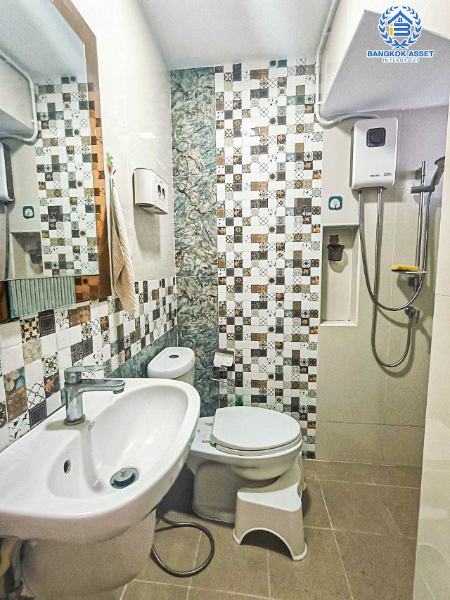 *****ทาวน์เฮ้าส์มือสองนนทบุรี โครงการ โกลเด้นทาวน์2 งามวงศ์วาน-ประชาชื่น เนื้อที่ 16.2 ตร.ว. ฟังก์ชัน 3 ห้องนอน 2 ห้องน้ำ 1 ที่จอดรถ แถมฟรี! 4 เครื่องปรับอากาศ, 2 เครื่องทำน้ำอุ่น บนทำเลเดินทางสะดวก เชื่อมต่อถนนกรุงเทพ-นนทบุรี ใกล้ทางด่วน "ศรีรัช" และรถไฟฟ้าสายสีม่วง "สถานีแยกติวานนท์" เพียง 10 นาทีเท่านั้น!