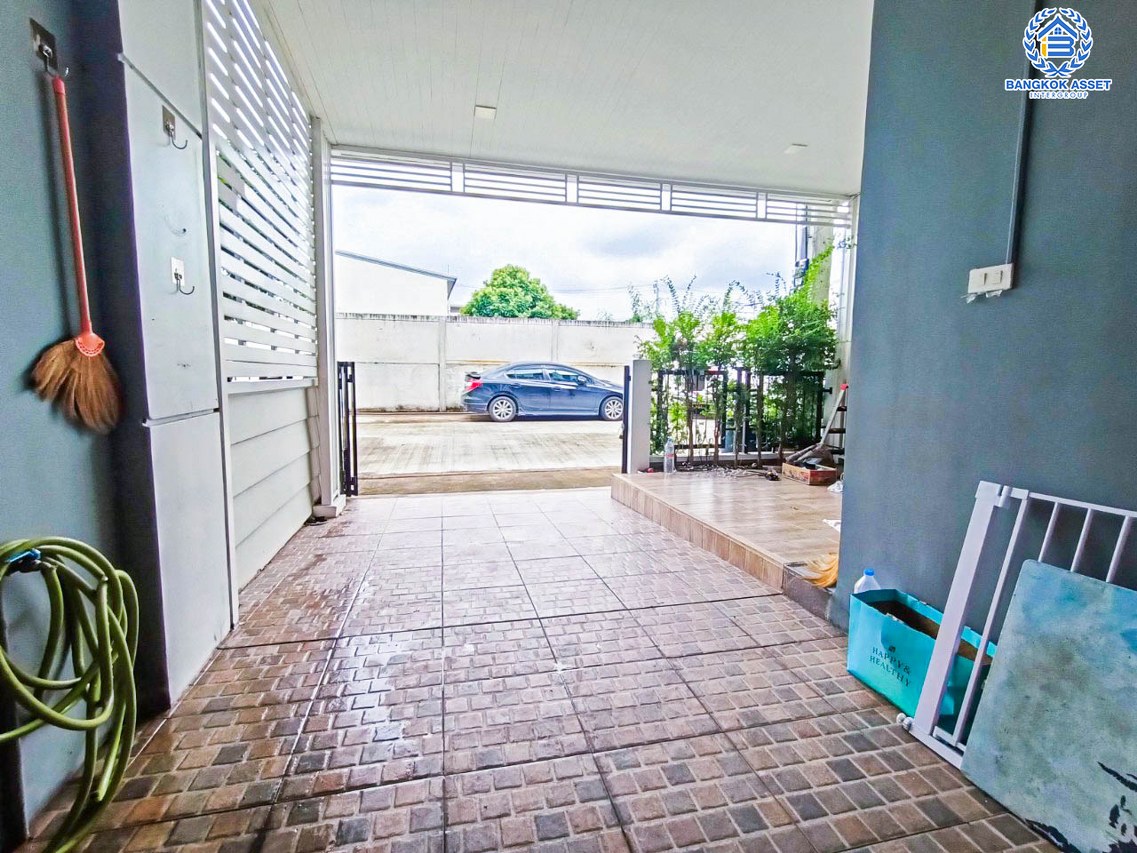 *****ทาวน์เฮ้าส์มือสองนนทบุรี โครงการ โกลเด้นทาวน์2 งามวงศ์วาน-ประชาชื่น เนื้อที่ 16.2 ตร.ว. ฟังก์ชัน 3 ห้องนอน 2 ห้องน้ำ 1 ที่จอดรถ แถมฟรี! 4 เครื่องปรับอากาศ, 2 เครื่องทำน้ำอุ่น บนทำเลเดินทางสะดวก เชื่อมต่อถนนกรุงเทพ-นนทบุรี ใกล้ทางด่วน "ศรีรัช" และรถไฟฟ้าสายสีม่วง "สถานีแยกติวานนท์" เพียง 10 นาทีเท่านั้น!