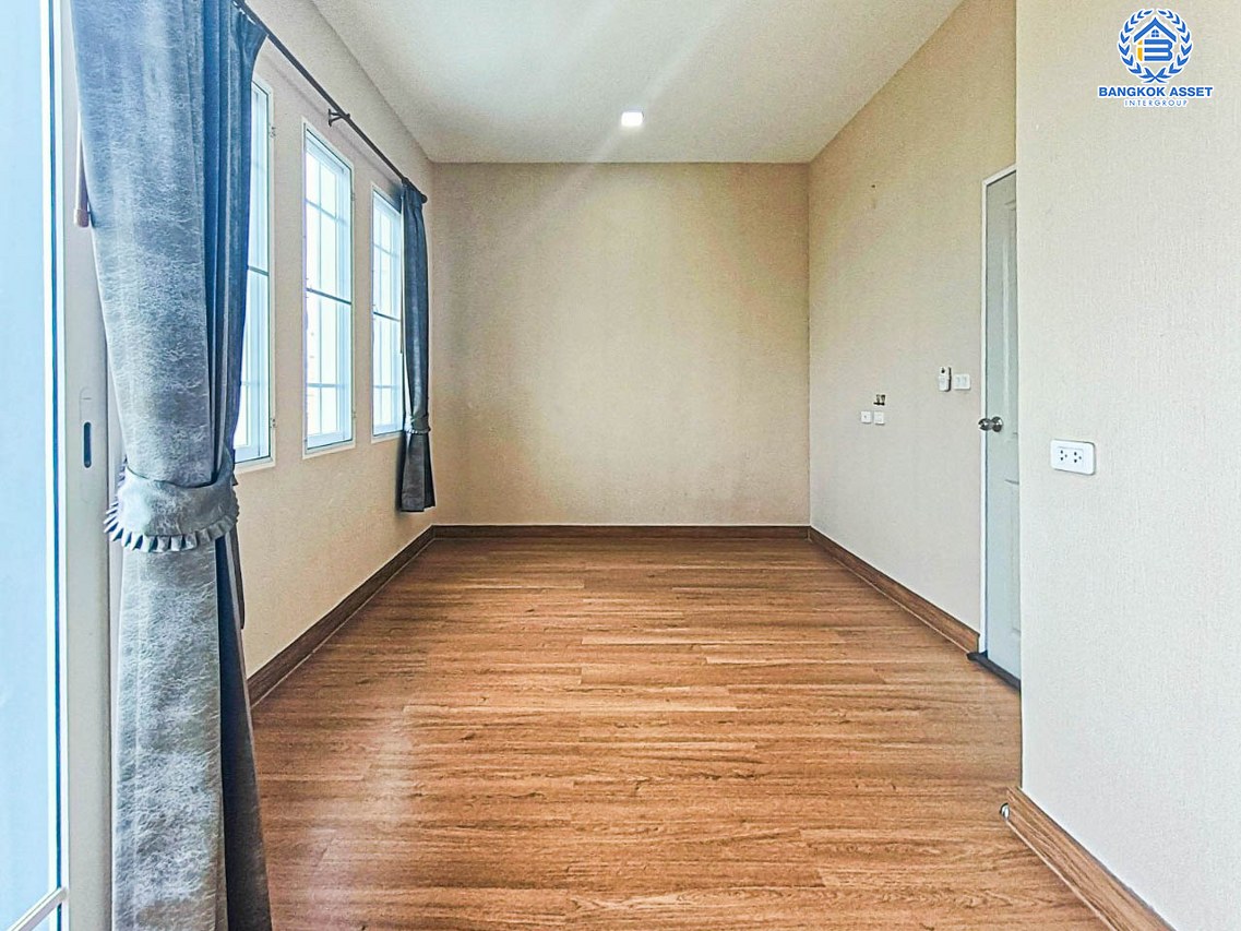 *****ทาวน์เฮ้าส์มือสองนนทบุรี โครงการ โกลเด้นทาวน์2 งามวงศ์วาน-ประชาชื่น เนื้อที่ 16.2 ตร.ว. ฟังก์ชัน 3 ห้องนอน 2 ห้องน้ำ 1 ที่จอดรถ แถมฟรี! 4 เครื่องปรับอากาศ, 2 เครื่องทำน้ำอุ่น บนทำเลเดินทางสะดวก เชื่อมต่อถนนกรุงเทพ-นนทบุรี ใกล้ทางด่วน "ศรีรัช" และรถไฟฟ้าสายสีม่วง "สถานีแยกติวานนท์" เพียง 10 นาทีเท่านั้น!