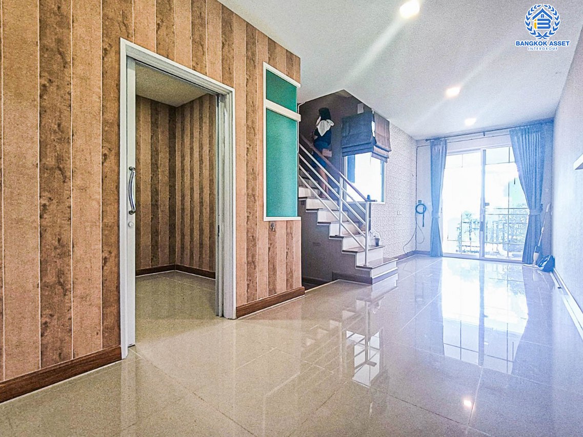 *****ทาวน์เฮ้าส์มือสองนนทบุรี โครงการ โกลเด้นทาวน์2 งามวงศ์วาน-ประชาชื่น เนื้อที่ 16.2 ตร.ว. ฟังก์ชัน 3 ห้องนอน 2 ห้องน้ำ 1 ที่จอดรถ แถมฟรี! 4 เครื่องปรับอากาศ, 2 เครื่องทำน้ำอุ่น บนทำเลเดินทางสะดวก เชื่อมต่อถนนกรุงเทพ-นนทบุรี ใกล้ทางด่วน "ศรีรัช" และรถไฟฟ้าสายสีม่วง "สถานีแยกติวานนท์" เพียง 10 นาทีเท่านั้น!