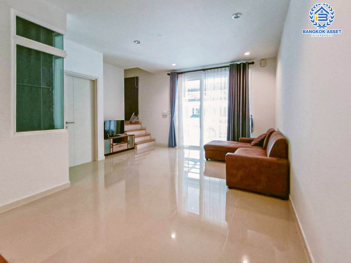 ทาวน์เฮ้าส์มือสองปทุมธานี โครงการ ชวนชื่นทาวน์ รังสิตคลอง1 เนื้อที่กว้างเกือบ 23 ตร.ว. ฟังก์ชัน 4 ห้องนอน 3 ห้องน้ำ 2 ที่จอดรถ บ้านสภาพสวย บนทำเลเยี่ยม ใกล้รถไฟฟ้าสายสีแดง "สถานีรังสิต" และทางยกระดับ "อุตราภิมุข" ราคาคุ้มสุดในย่านนี้...