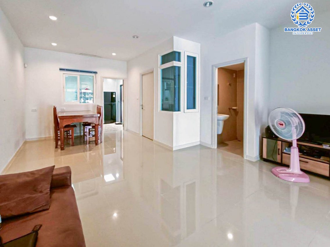 ทาวน์เฮ้าส์มือสองปทุมธานี โครงการ ชวนชื่นทาวน์ รังสิตคลอง1 เนื้อที่กว้างเกือบ 23 ตร.ว. ฟังก์ชัน 4 ห้องนอน 3 ห้องน้ำ 2 ที่จอดรถ บ้านสภาพสวย บนทำเลเยี่ยม ใกล้รถไฟฟ้าสายสีแดง "สถานีรังสิต" และทางยกระดับ "อุตราภิมุข" ราคาคุ้มสุดในย่านนี้...