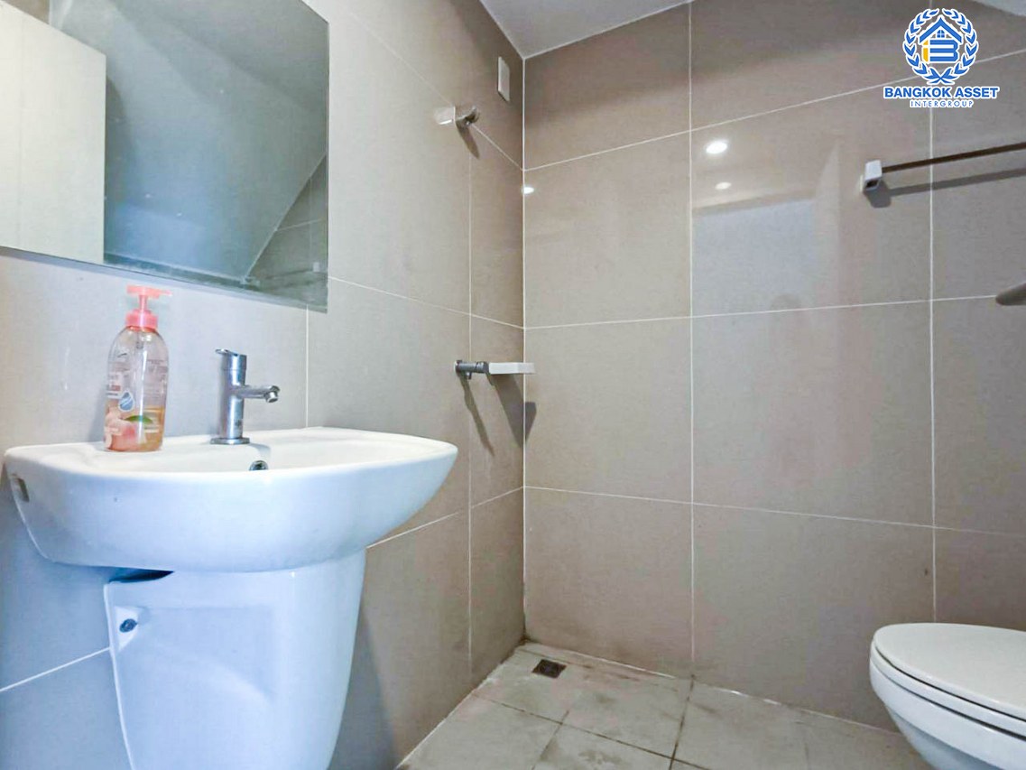 ทาวน์เฮ้าส์มือสองปทุมธานี โครงการ ชวนชื่นทาวน์ รังสิตคลอง1 เนื้อที่กว้างเกือบ 23 ตร.ว. ฟังก์ชัน 4 ห้องนอน 3 ห้องน้ำ 2 ที่จอดรถ บ้านสภาพสวย บนทำเลเยี่ยม ใกล้รถไฟฟ้าสายสีแดง "สถานีรังสิต" และทางยกระดับ "อุตราภิมุข" ราคาคุ้มสุดในย่านนี้...