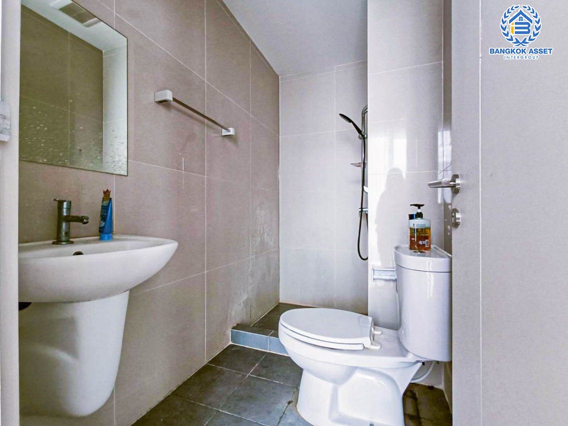 ทาวน์เฮ้าส์มือสองปทุมธานี โครงการ ชวนชื่นทาวน์ รังสิตคลอง1 เนื้อที่กว้างเกือบ 23 ตร.ว. ฟังก์ชัน 4 ห้องนอน 3 ห้องน้ำ 2 ที่จอดรถ บ้านสภาพสวย บนทำเลเยี่ยม ใกล้รถไฟฟ้าสายสีแดง "สถานีรังสิต" และทางยกระดับ "อุตราภิมุข" ราคาคุ้มสุดในย่านนี้...