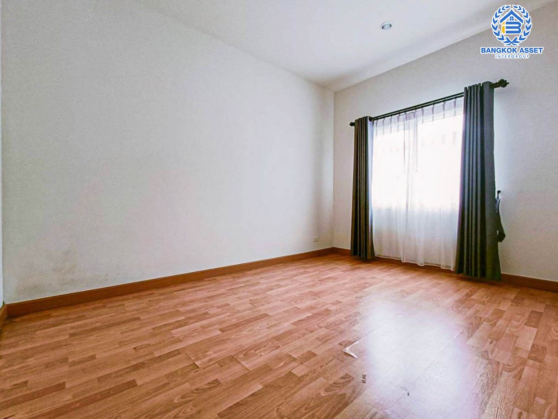 ทาวน์เฮ้าส์มือสองปทุมธานี โครงการ ชวนชื่นทาวน์ รังสิตคลอง1 เนื้อที่กว้างเกือบ 23 ตร.ว. ฟังก์ชัน 4 ห้องนอน 3 ห้องน้ำ 2 ที่จอดรถ บ้านสภาพสวย บนทำเลเยี่ยม ใกล้รถไฟฟ้าสายสีแดง "สถานีรังสิต" และทางยกระดับ "อุตราภิมุข" ราคาคุ้มสุดในย่านนี้...