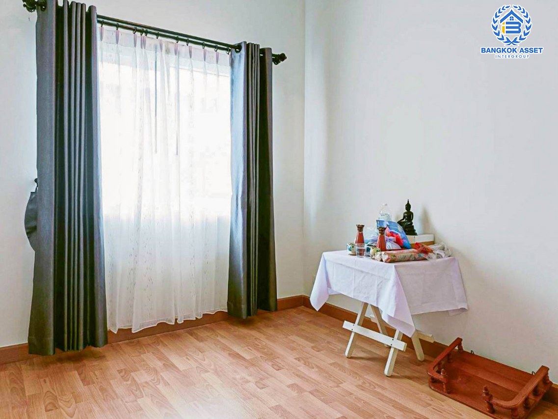 ทาวน์เฮ้าส์มือสองปทุมธานี โครงการ ชวนชื่นทาวน์ รังสิตคลอง1 เนื้อที่กว้างเกือบ 23 ตร.ว. ฟังก์ชัน 4 ห้องนอน 3 ห้องน้ำ 2 ที่จอดรถ บ้านสภาพสวย บนทำเลเยี่ยม ใกล้รถไฟฟ้าสายสีแดง "สถานีรังสิต" และทางยกระดับ "อุตราภิมุข" ราคาคุ้มสุดในย่านนี้...