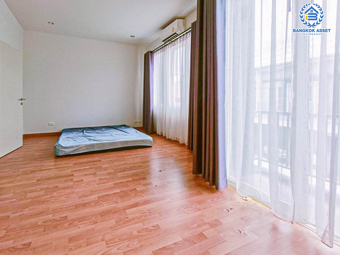 ทาวน์เฮ้าส์มือสองปทุมธานี โครงการ ชวนชื่นทาวน์ รังสิตคลอง1 เนื้อที่กว้างเกือบ 23 ตร.ว. ฟังก์ชัน 4 ห้องนอน 3 ห้องน้ำ 2 ที่จอดรถ บ้านสภาพสวย บนทำเลเยี่ยม ใกล้รถไฟฟ้าสายสีแดง "สถานีรังสิต" และทางยกระดับ "อุตราภิมุข" ราคาคุ้มสุดในย่านนี้...