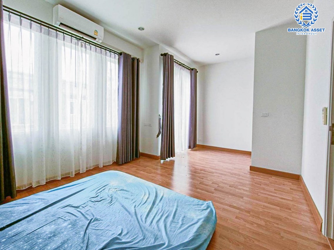 ทาวน์เฮ้าส์มือสองปทุมธานี โครงการ ชวนชื่นทาวน์ รังสิตคลอง1 เนื้อที่กว้างเกือบ 23 ตร.ว. ฟังก์ชัน 4 ห้องนอน 3 ห้องน้ำ 2 ที่จอดรถ บ้านสภาพสวย บนทำเลเยี่ยม ใกล้รถไฟฟ้าสายสีแดง "สถานีรังสิต" และทางยกระดับ "อุตราภิมุข" ราคาคุ้มสุดในย่านนี้...