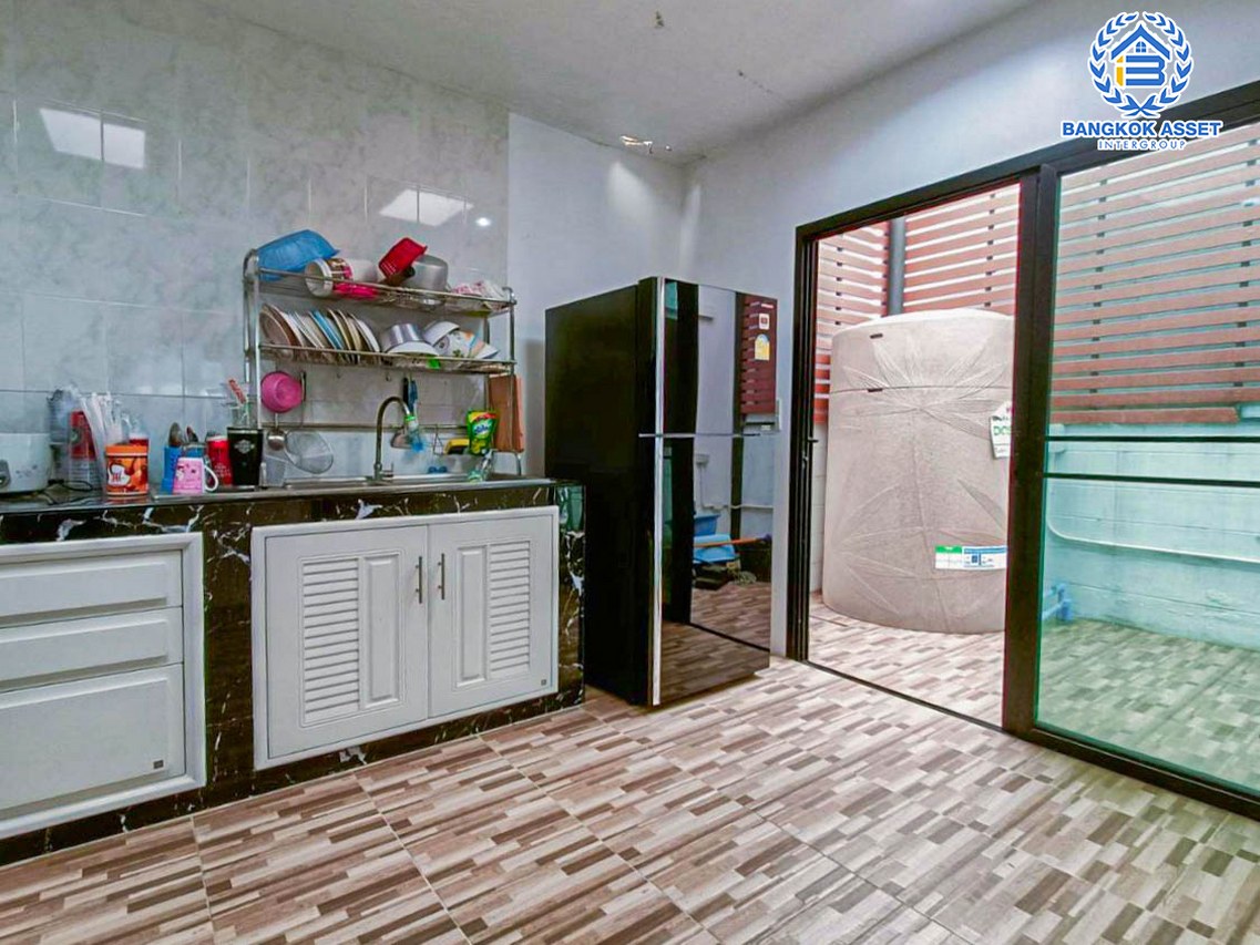 ทาวน์เฮ้าส์มือสองปทุมธานี โครงการ ชวนชื่นทาวน์ รังสิตคลอง1 เนื้อที่กว้างเกือบ 23 ตร.ว. ฟังก์ชัน 4 ห้องนอน 3 ห้องน้ำ 2 ที่จอดรถ บ้านสภาพสวย บนทำเลเยี่ยม ใกล้รถไฟฟ้าสายสีแดง "สถานีรังสิต" และทางยกระดับ "อุตราภิมุข" ราคาคุ้มสุดในย่านนี้...