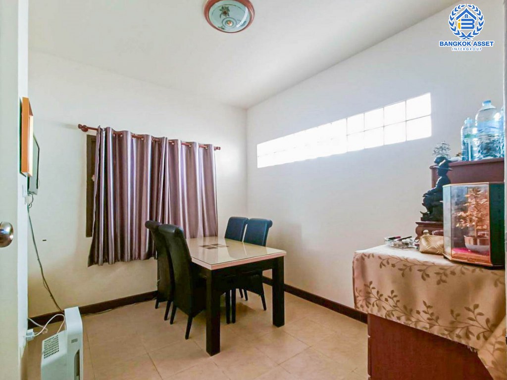 *****บ้านเดี่ยวมือสอง โครงการ รามอินทรานิเวศน์ หลังมุม เนื้อที่กว้าง 73 ตร.ว. ฟังก์ชัน 3 ห้องนอน 2 ห้องน้ำ 1 ที่จอดรถ บ้านสภาพดีเยี่ยม ค่อนข้างเป็นส่วนตัว โครงการบนทำเลใกล้แหล่งคอมมูนิตี้มอลล์ เชื่อมต่อถนนรามอินทรา ใกล้รถไฟฟ้าสายสีชมพู "สถานีรามอินทรา" และจุดขึ้นทางด่วน "รามอินทรา-อาจณรงค์"