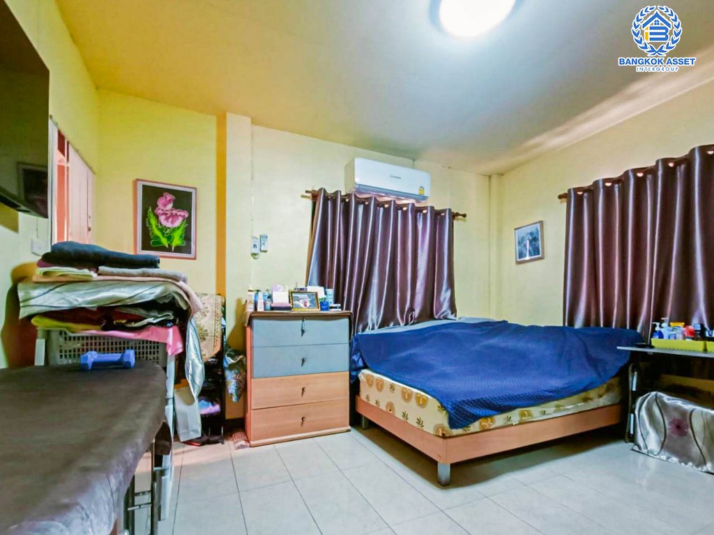 *****บ้านเดี่ยวมือสอง โครงการ รามอินทรานิเวศน์ หลังมุม เนื้อที่กว้าง 73 ตร.ว. ฟังก์ชัน 3 ห้องนอน 2 ห้องน้ำ 1 ที่จอดรถ บ้านสภาพดีเยี่ยม ค่อนข้างเป็นส่วนตัว โครงการบนทำเลใกล้แหล่งคอมมูนิตี้มอลล์ เชื่อมต่อถนนรามอินทรา ใกล้รถไฟฟ้าสายสีชมพู "สถานีรามอินทรา" และจุดขึ้นทางด่วน "รามอินทรา-อาจณรงค์"