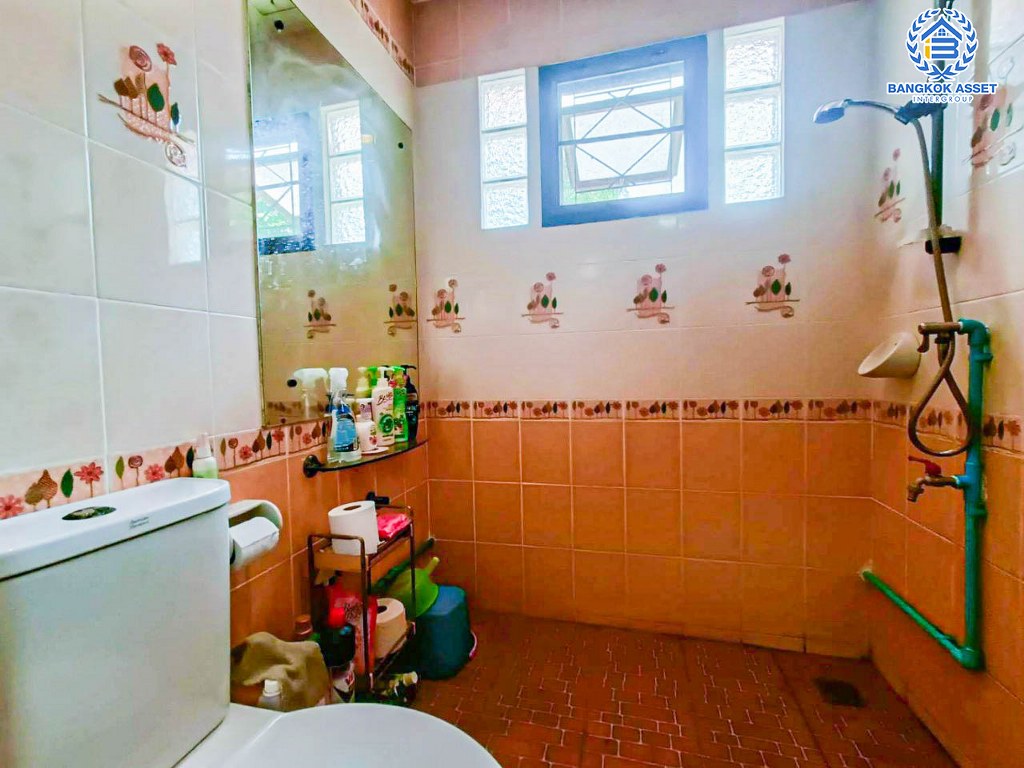 *****บ้านเดี่ยวมือสอง โครงการ รามอินทรานิเวศน์ หลังมุม เนื้อที่กว้าง 73 ตร.ว. ฟังก์ชัน 3 ห้องนอน 2 ห้องน้ำ 1 ที่จอดรถ บ้านสภาพดีเยี่ยม ค่อนข้างเป็นส่วนตัว โครงการบนทำเลใกล้แหล่งคอมมูนิตี้มอลล์ เชื่อมต่อถนนรามอินทรา ใกล้รถไฟฟ้าสายสีชมพู "สถานีรามอินทรา" และจุดขึ้นทางด่วน "รามอินทรา-อาจณรงค์"