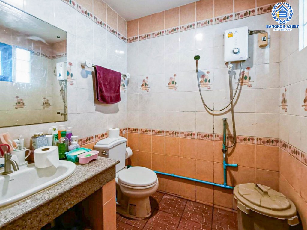 *****บ้านเดี่ยวมือสอง โครงการ รามอินทรานิเวศน์ หลังมุม เนื้อที่กว้าง 73 ตร.ว. ฟังก์ชัน 3 ห้องนอน 2 ห้องน้ำ 1 ที่จอดรถ บ้านสภาพดีเยี่ยม ค่อนข้างเป็นส่วนตัว โครงการบนทำเลใกล้แหล่งคอมมูนิตี้มอลล์ เชื่อมต่อถนนรามอินทรา ใกล้รถไฟฟ้าสายสีชมพู "สถานีรามอินทรา" และจุดขึ้นทางด่วน "รามอินทรา-อาจณรงค์"