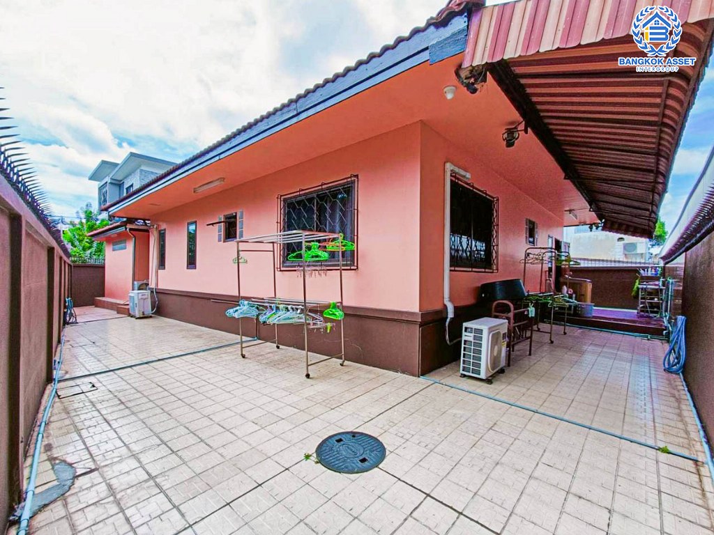 *****บ้านเดี่ยวมือสอง โครงการ รามอินทรานิเวศน์ หลังมุม เนื้อที่กว้าง 73 ตร.ว. ฟังก์ชัน 3 ห้องนอน 2 ห้องน้ำ 1 ที่จอดรถ บ้านสภาพดีเยี่ยม ค่อนข้างเป็นส่วนตัว โครงการบนทำเลใกล้แหล่งคอมมูนิตี้มอลล์ เชื่อมต่อถนนรามอินทรา ใกล้รถไฟฟ้าสายสีชมพู "สถานีรามอินทรา" และจุดขึ้นทางด่วน "รามอินทรา-อาจณรงค์"