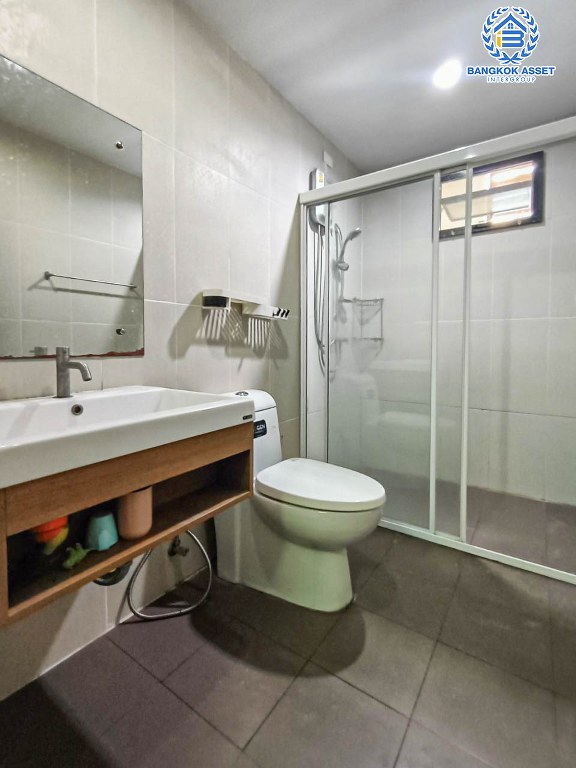 *****ทาวน์โฮมมือสอง โครงการ เดอะคอนเนคอัพ3 กาญจนาภิเษก เนื้อที่กว้าง 22 ตร.ว. ฟังก์ชัน 3 ห้องนอน 3 ห้องน้ำ 2 ที่จอดรถ บ้านสภาพดีเยี่ยม พร้อมเข้าอยุู่ โครงการตั้งบนทำเลเดินทางสะดวก เชื่อมต่อถนนเพชรเกษม ถนนกัลปพฤกษ์ ถนนกาญจนาภิเษก ใกล้รถไฟฟ้าสายสีน้ำเงิน "สถานีหลักสอง" และจุดขึ้นทางด่วน "พระราม2"