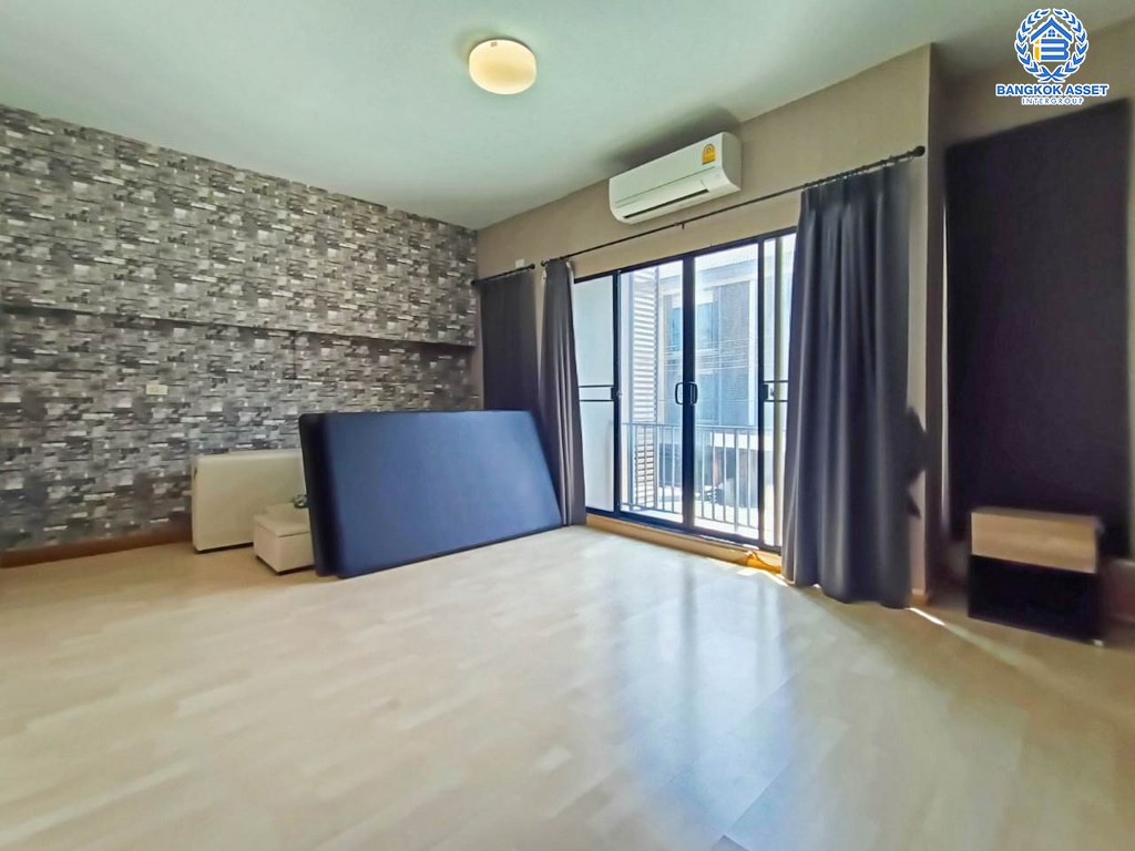 *****ทาวน์โฮมมือสอง โครงการ เดอะคอนเนคอัพ3 กาญจนาภิเษก เนื้อที่กว้าง 22 ตร.ว. ฟังก์ชัน 3 ห้องนอน 3 ห้องน้ำ 2 ที่จอดรถ บ้านสภาพดีเยี่ยม พร้อมเข้าอยุู่ โครงการตั้งบนทำเลเดินทางสะดวก เชื่อมต่อถนนเพชรเกษม ถนนกัลปพฤกษ์ ถนนกาญจนาภิเษก ใกล้รถไฟฟ้าสายสีน้ำเงิน "สถานีหลักสอง" และจุดขึ้นทางด่วน "พระราม2"