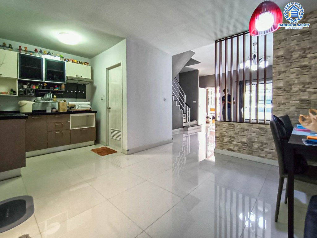 *****ทาวน์โฮมมือสอง โครงการ เดอะคอนเนคอัพ3 กาญจนาภิเษก เนื้อที่กว้าง 22 ตร.ว. ฟังก์ชัน 3 ห้องนอน 3 ห้องน้ำ 2 ที่จอดรถ บ้านสภาพดีเยี่ยม พร้อมเข้าอยุู่ โครงการตั้งบนทำเลเดินทางสะดวก เชื่อมต่อถนนเพชรเกษม ถนนกัลปพฤกษ์ ถนนกาญจนาภิเษก ใกล้รถไฟฟ้าสายสีน้ำเงิน "สถานีหลักสอง" และจุดขึ้นทางด่วน "พระราม2"