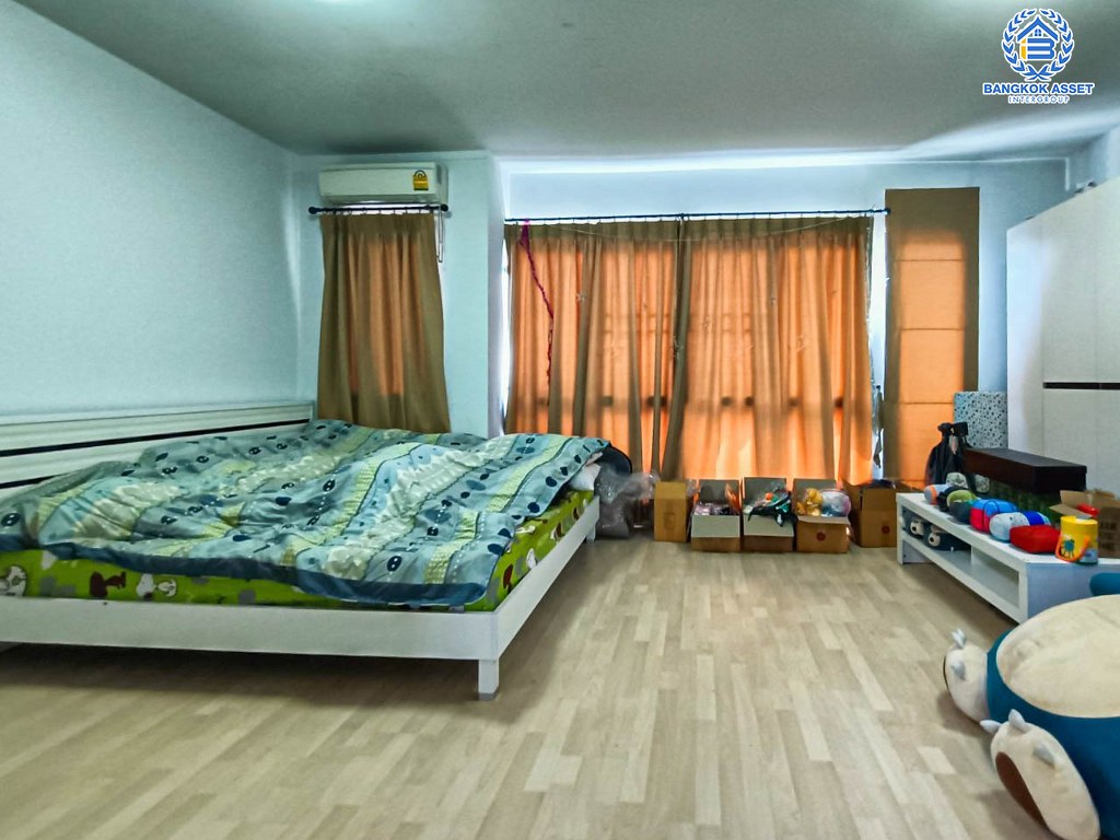 *****ทาวน์โฮมมือสอง โครงการ เดอะคอนเนคอัพ3 กาญจนาภิเษก เนื้อที่กว้าง 22 ตร.ว. ฟังก์ชัน 3 ห้องนอน 3 ห้องน้ำ 2 ที่จอดรถ บ้านสภาพดีเยี่ยม พร้อมเข้าอยุู่ โครงการตั้งบนทำเลเดินทางสะดวก เชื่อมต่อถนนเพชรเกษม ถนนกัลปพฤกษ์ ถนนกาญจนาภิเษก ใกล้รถไฟฟ้าสายสีน้ำเงิน "สถานีหลักสอง" และจุดขึ้นทางด่วน "พระราม2"