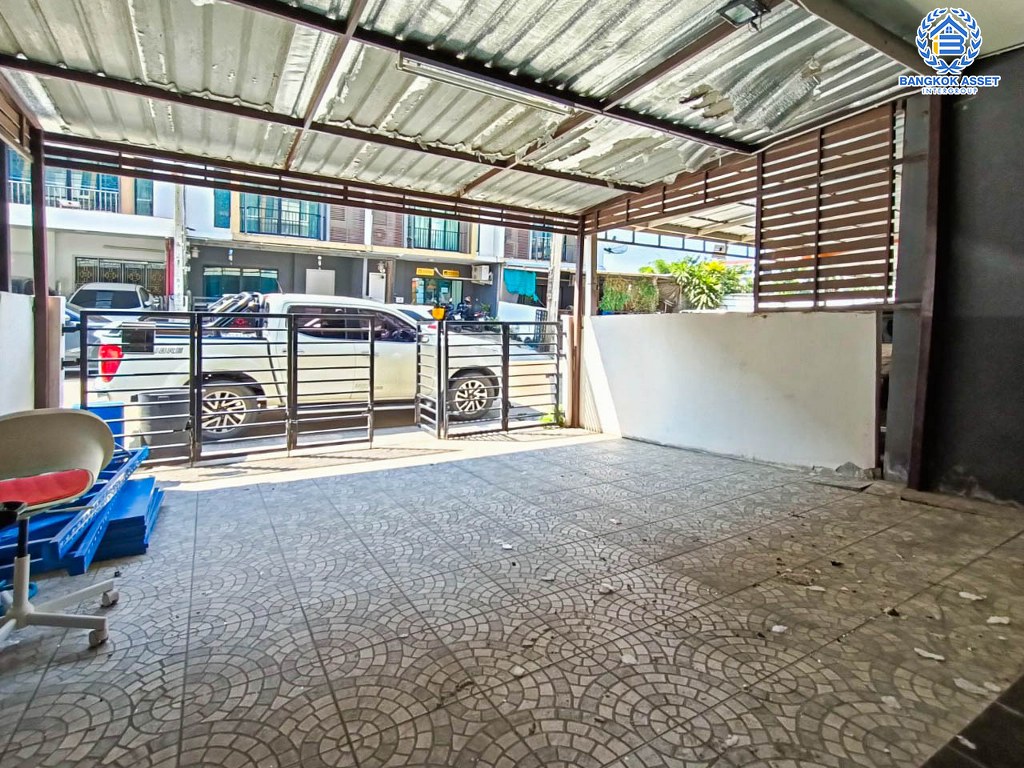 *****ทาวน์โฮมมือสอง โครงการ เดอะคอนเนคอัพ3 กาญจนาภิเษก เนื้อที่กว้าง 22 ตร.ว. ฟังก์ชัน 3 ห้องนอน 3 ห้องน้ำ 2 ที่จอดรถ บ้านสภาพดีเยี่ยม พร้อมเข้าอยุู่ โครงการตั้งบนทำเลเดินทางสะดวก เชื่อมต่อถนนเพชรเกษม ถนนกัลปพฤกษ์ ถนนกาญจนาภิเษก ใกล้รถไฟฟ้าสายสีน้ำเงิน "สถานีหลักสอง" และจุดขึ้นทางด่วน "พระราม2"