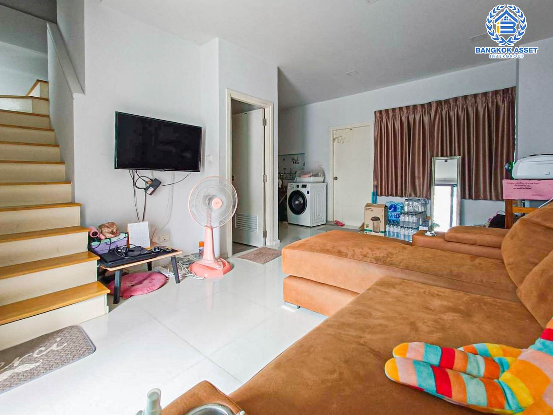 *****ทาวน์เฮ้าส์มือสองกรุงเทพมหานคร โครงการ แฮปปี้วิลล์ ดอนเมือง เนื้อที่เกือบ 18 ตร.ว. ฟังก์ชัน 3 ห้องนอน 2 ห้องน้ำ 2 ที่จอดรถ บ้านพร้อมอยู่ แถมฟรี! 1 เครื่องปรับอากาศ บนทำเลเดินทางสะดวก เชื่อมต่อถนนสรงประภา ใกล้รถไฟฟ้าสายสีแดง "สถานีดอนเมือง" และจุดขึ้นทางด่วน "อุดรรัถยา"