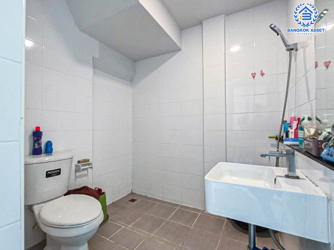 *****ทาวน์เฮ้าส์มือสองกรุงเทพมหานคร โครงการ แฮปปี้วิลล์ ดอนเมือง เนื้อที่เกือบ 18 ตร.ว. ฟังก์ชัน 3 ห้องนอน 2 ห้องน้ำ 2 ที่จอดรถ บ้านพร้อมอยู่ แถมฟรี! 1 เครื่องปรับอากาศ บนทำเลเดินทางสะดวก เชื่อมต่อถนนสรงประภา ใกล้รถไฟฟ้าสายสีแดง "สถานีดอนเมือง" และจุดขึ้นทางด่วน "อุดรรัถยา"