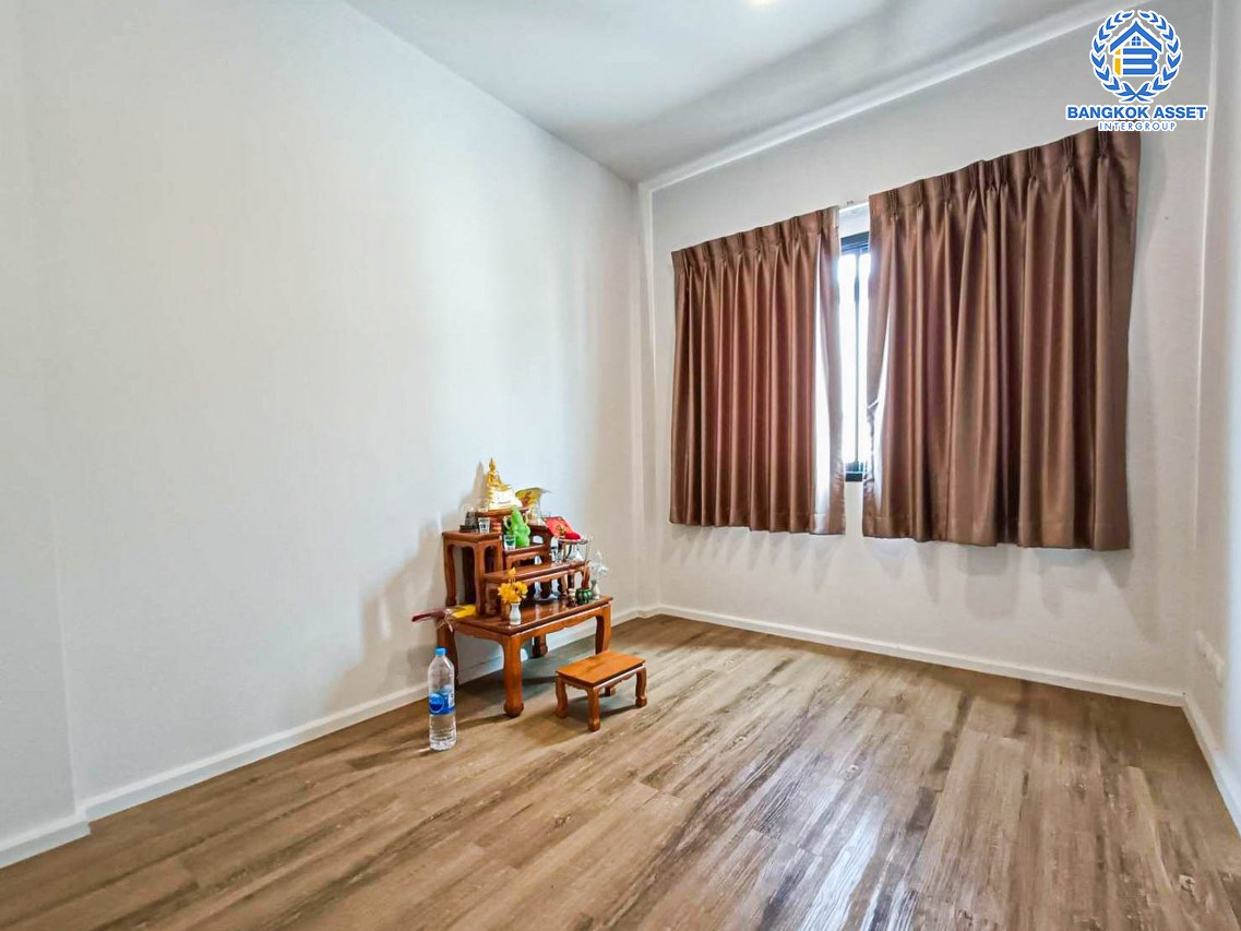 *****ทาวน์เฮ้าส์มือสองกรุงเทพมหานคร โครงการ แฮปปี้วิลล์ ดอนเมือง เนื้อที่เกือบ 18 ตร.ว. ฟังก์ชัน 3 ห้องนอน 2 ห้องน้ำ 2 ที่จอดรถ บ้านพร้อมอยู่ แถมฟรี! 1 เครื่องปรับอากาศ บนทำเลเดินทางสะดวก เชื่อมต่อถนนสรงประภา ใกล้รถไฟฟ้าสายสีแดง "สถานีดอนเมือง" และจุดขึ้นทางด่วน "อุดรรัถยา"