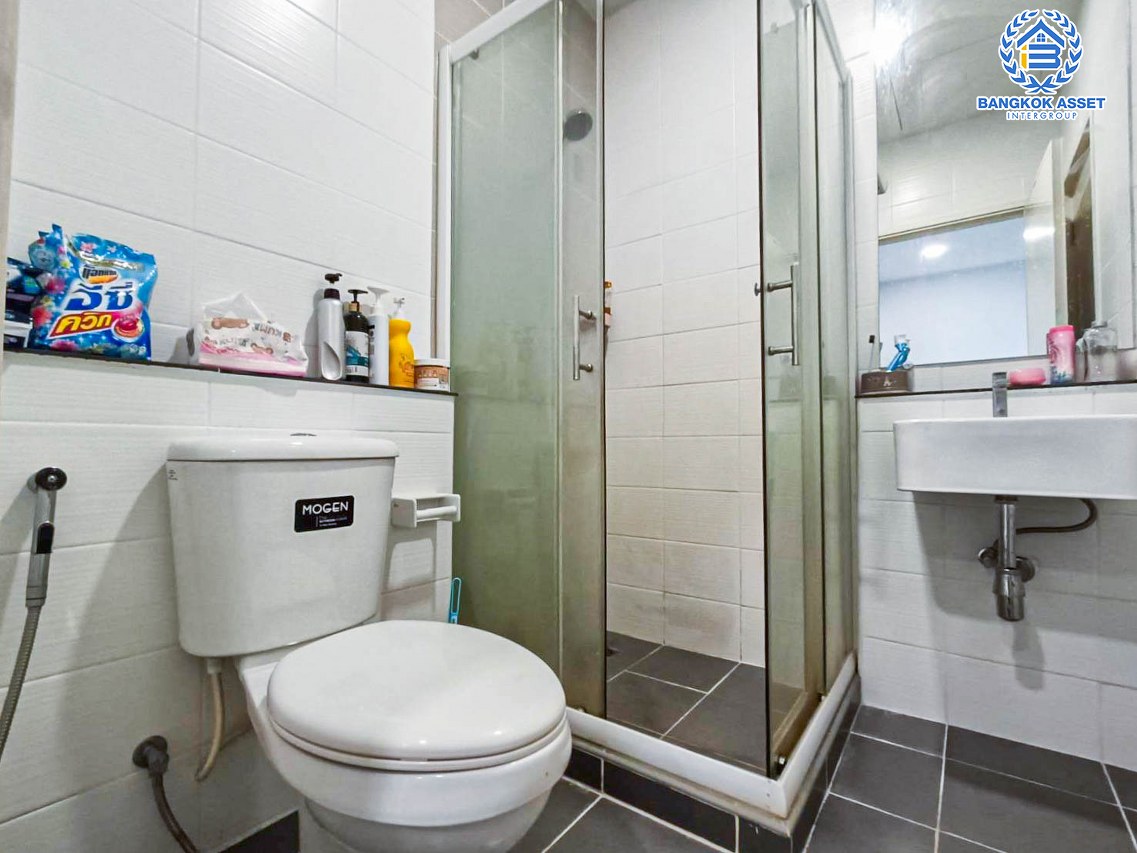 *****ทาวน์เฮ้าส์มือสองกรุงเทพมหานคร โครงการ แฮปปี้วิลล์ ดอนเมือง เนื้อที่เกือบ 18 ตร.ว. ฟังก์ชัน 3 ห้องนอน 2 ห้องน้ำ 2 ที่จอดรถ บ้านพร้อมอยู่ แถมฟรี! 1 เครื่องปรับอากาศ บนทำเลเดินทางสะดวก เชื่อมต่อถนนสรงประภา ใกล้รถไฟฟ้าสายสีแดง "สถานีดอนเมือง" และจุดขึ้นทางด่วน "อุดรรัถยา"