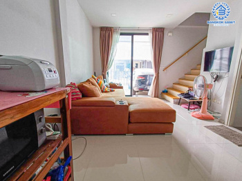 *****ทาวน์เฮ้าส์มือสองกรุงเทพมหานคร โครงการ แฮปปี้วิลล์ ดอนเมือง เนื้อที่เกือบ 18 ตร.ว. ฟังก์ชัน 3 ห้องนอน 2 ห้องน้ำ 2 ที่จอดรถ บ้านพร้อมอยู่ แถมฟรี! 1 เครื่องปรับอากาศ บนทำเลเดินทางสะดวก เชื่อมต่อถนนสรงประภา ใกล้รถไฟฟ้าสายสีแดง "สถานีดอนเมือง" และจุดขึ้นทางด่วน "อุดรรัถยา"