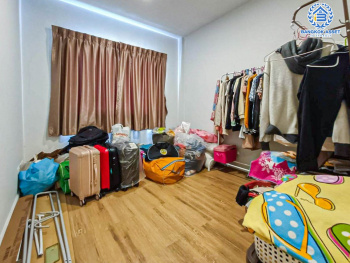 *****ทาวน์เฮ้าส์มือสองกรุงเทพมหานคร โครงการ แฮปปี้วิลล์ ดอนเมือง เนื้อที่เกือบ 18 ตร.ว. ฟังก์ชัน 3 ห้องนอน 2 ห้องน้ำ 2 ที่จอดรถ บ้านพร้อมอยู่ แถมฟรี! 1 เครื่องปรับอากาศ บนทำเลเดินทางสะดวก เชื่อมต่อถนนสรงประภา ใกล้รถไฟฟ้าสายสีแดง "สถานีดอนเมือง" และจุดขึ้นทางด่วน "อุดรรัถยา"