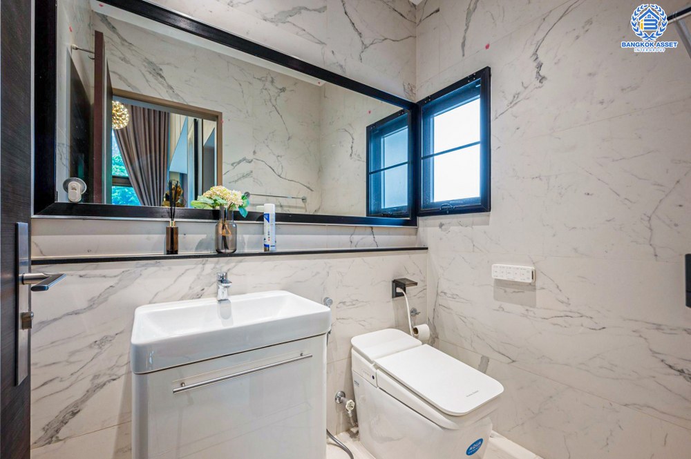 *****บ้านเดี่ยวมือสอง โครงการ เดอะ เจนทริ วิภาวดี จาก SC ASSET เนื้อที่ 136.90 ตร.ว. ฟังก์ชัน 5 ห้องนอน 7 ห้องน้ำ 4 ที่จอดรถ เหนือกว่าคำว่าบ้าน ตอบทุกมิติการอยู่อาศัยของคนรุ่นใหม่ บนทำเลแห่งการเดินทาง เชื่อมต่อถนนพหลโยธิน ใกล้รถไฟฟ้าสายสีแดง "สถานีหลักสี่" และดอนเมืองโทลล์เวย์