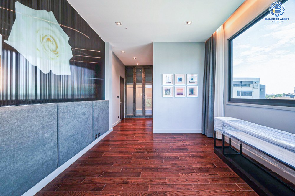 *****บ้านเดี่ยวมือสอง โครงการ เดอะ เจนทริ วิภาวดี จาก SC ASSET เนื้อที่ 136.90 ตร.ว. ฟังก์ชัน 5 ห้องนอน 7 ห้องน้ำ 4 ที่จอดรถ เหนือกว่าคำว่าบ้าน ตอบทุกมิติการอยู่อาศัยของคนรุ่นใหม่ บนทำเลแห่งการเดินทาง เชื่อมต่อถนนพหลโยธิน ใกล้รถไฟฟ้าสายสีแดง "สถานีหลักสี่" และดอนเมืองโทลล์เวย์