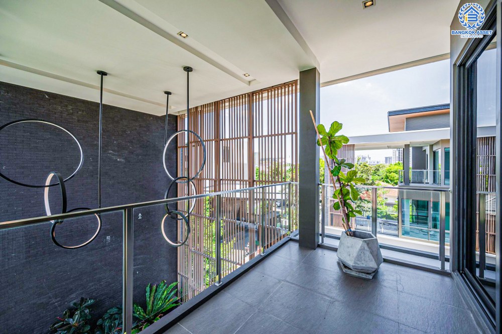 *****บ้านเดี่ยวมือสอง โครงการ เดอะ เจนทริ วิภาวดี จาก SC ASSET เนื้อที่ 136.90 ตร.ว. ฟังก์ชัน 5 ห้องนอน 7 ห้องน้ำ 4 ที่จอดรถ เหนือกว่าคำว่าบ้าน ตอบทุกมิติการอยู่อาศัยของคนรุ่นใหม่ บนทำเลแห่งการเดินทาง เชื่อมต่อถนนพหลโยธิน ใกล้รถไฟฟ้าสายสีแดง "สถานีหลักสี่" และดอนเมืองโทลล์เวย์