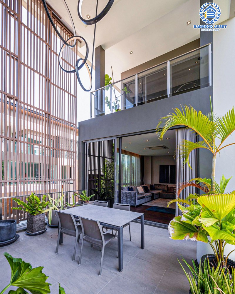 *****บ้านเดี่ยวมือสอง โครงการ เดอะ เจนทริ วิภาวดี จาก SC ASSET เนื้อที่ 136.90 ตร.ว. ฟังก์ชัน 5 ห้องนอน 7 ห้องน้ำ 4 ที่จอดรถ เหนือกว่าคำว่าบ้าน ตอบทุกมิติการอยู่อาศัยของคนรุ่นใหม่ บนทำเลแห่งการเดินทาง เชื่อมต่อถนนพหลโยธิน ใกล้รถไฟฟ้าสายสีแดง "สถานีหลักสี่" และดอนเมืองโทลล์เวย์