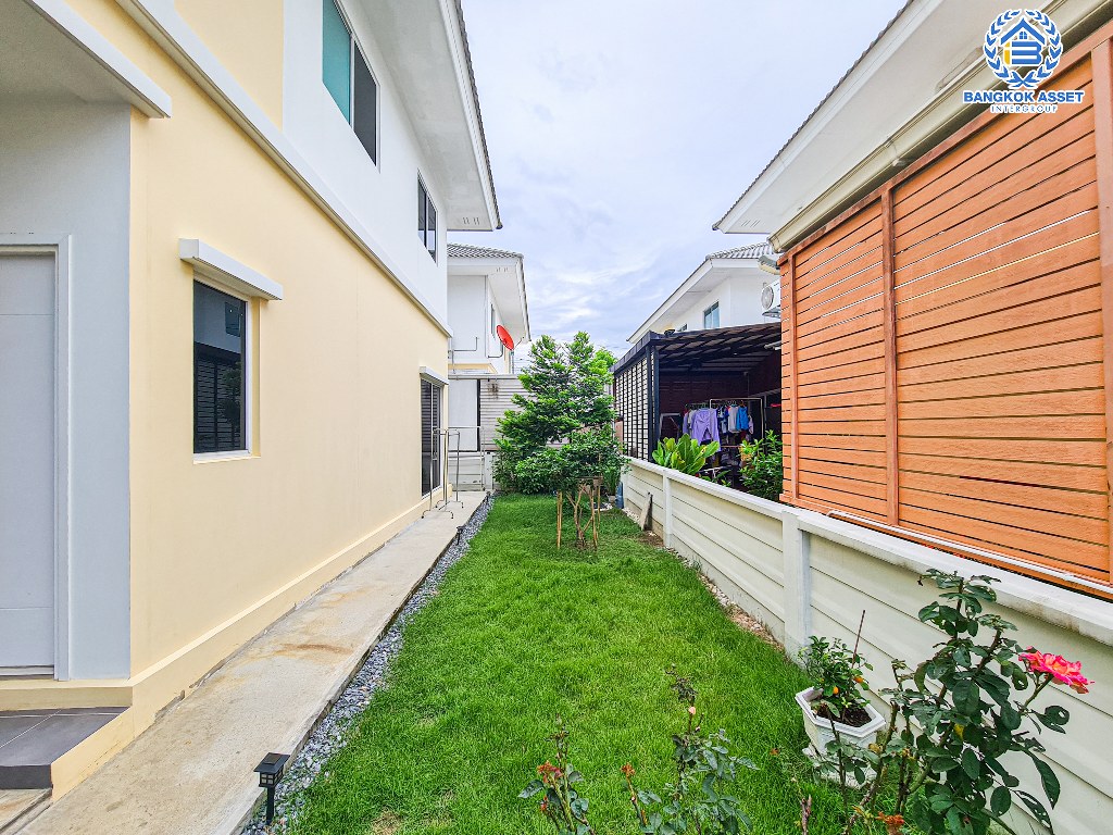 *****บ้านแฝดมือสอง โครงการ เดอะแพลนท์ คลองบางไผ่ สเตชั่น กาญจนาภิเษก เนื้อที่ 35 ตร.ว. ฟังก์ชัน 2 ห้องนอน 3 ห้องน้ำ 2 ที่จอดรถ บ้านกว้าง บรรยากาศเป็นส่วนตัว บนทำเลเดินทางสะดวก เชื่อมต่อถนนรัตนาธิเบศร์ ถนนกาญจนาภิเษก ใกล้รถไฟฟ้าสายสีม่วง "สถานีคลองบางไผ่" และจุดขึ้นทางด่วน "กาญจนาภิเษก"