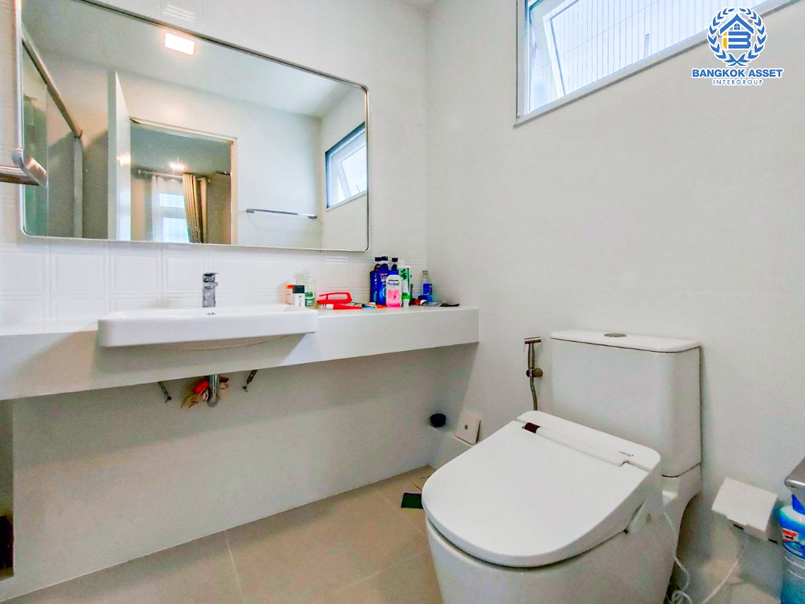 *****บ้านแฝดมือสองนนทบุรี โครงการ Villaggio บางใหญ่ เนื้อที่กว้าง 39.4 ตร.ว. ฟังก์ชัน 3 ห้องนอน 3 ห้องน้ำ 2 ที่จอดรถ บ้านสภาพใหม่ พร้อมเข้าอยู่ ต่อเติมแล้ว บนทำเลเชื่อมต่อถนนกาญจนาภิเษก ใกล้รถไฟฟ้าสายสีม่วง "สถานีคลองบางไผ่" และจุดขึ้นทางด่วน "ศรีรัช"