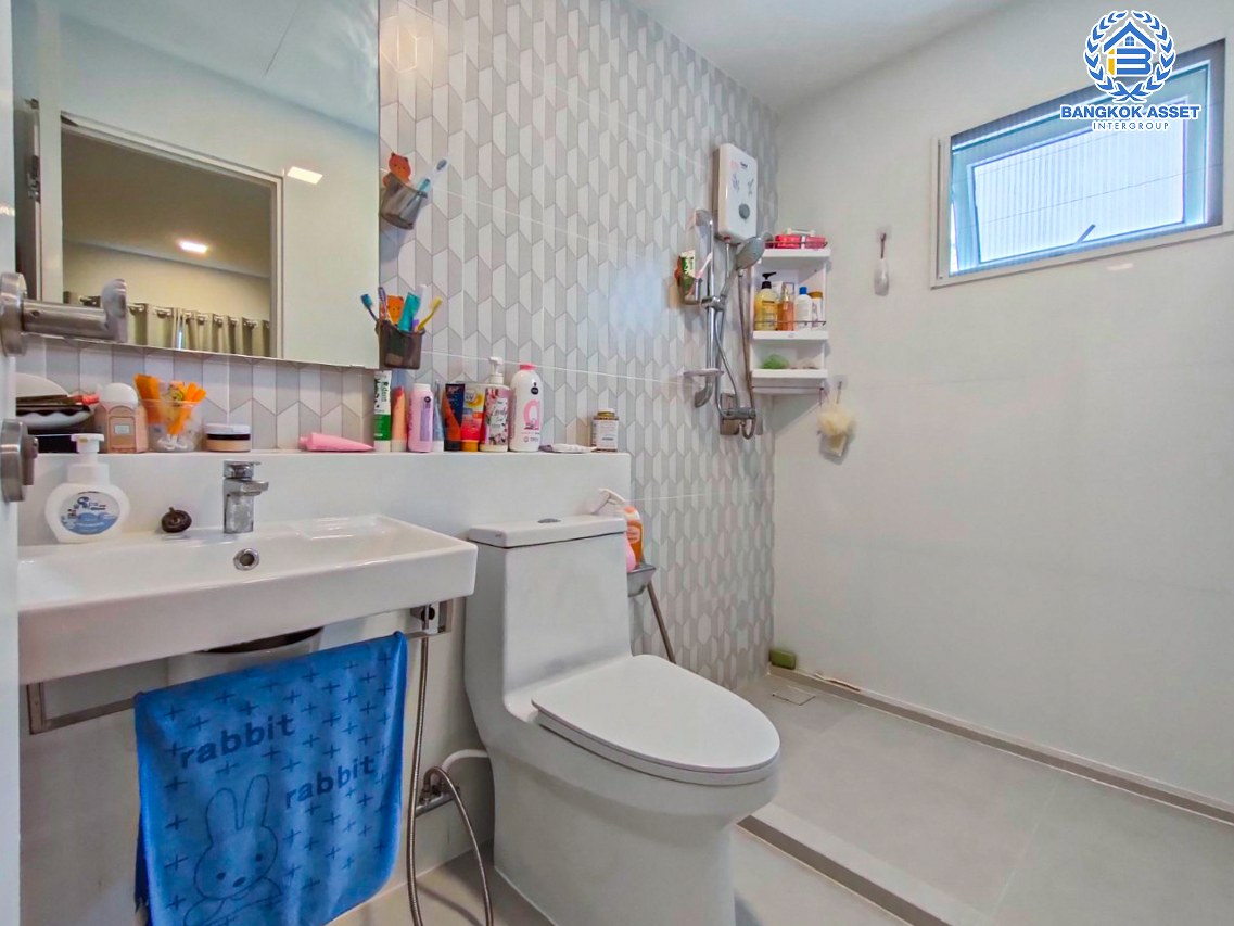 *****บ้านแฝดมือสองนนทบุรี โครงการ Villaggio บางใหญ่ เนื้อที่กว้าง 39.4 ตร.ว. ฟังก์ชัน 3 ห้องนอน 3 ห้องน้ำ 2 ที่จอดรถ บ้านสภาพใหม่ พร้อมเข้าอยู่ ต่อเติมแล้ว บนทำเลเชื่อมต่อถนนกาญจนาภิเษก ใกล้รถไฟฟ้าสายสีม่วง "สถานีคลองบางไผ่" และจุดขึ้นทางด่วน "ศรีรัช"