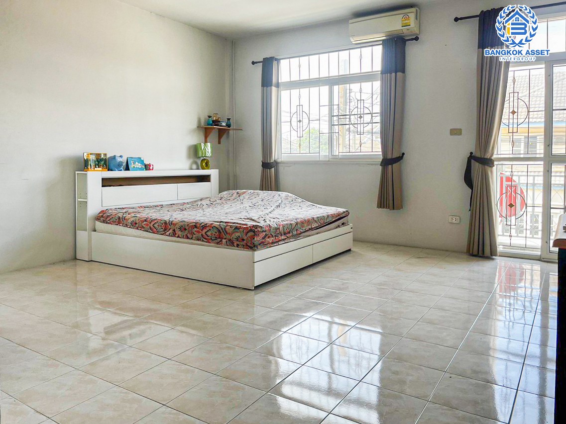 *****ทาวน์เฮ้าส์มือสองนนทบุรี โครงการ พาร์ควิลเลจ1 กาญจนาภิเษก เนื้อที่กว้างเกือบ 23 ตร.ว. ฟังก์ชัน 2 ห้องนอน 2 ห้องน้ำ แถมฟรี! 3 เครื่องปรับอากาศ 2 เครื่องทำน้ำอุ่น บนทำเลแห่งการเดินทาง เชื่อมต่อถนนกาญจนาภิเษก ใกล้รถไฟฟ้าสายสีม่วง "สถานีคลองบางไผ่" และจุดขึ้นทางด่วน "ศรีรัช,งามวงศ์วาน"