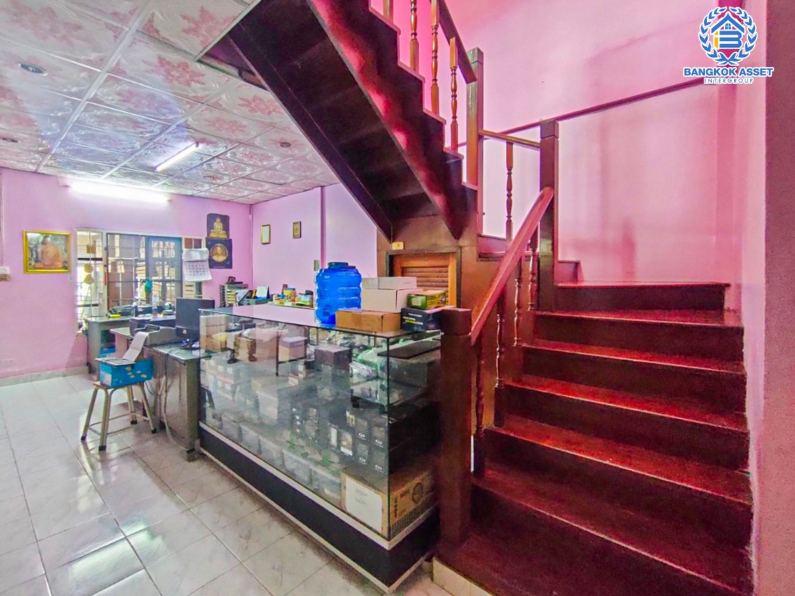 *****ทาวน์เฮ้าส์มือสองนนทบุรี หมู่บ้าน ช.รุ่งเรือง6 บางกรวย-ไทรน้อย หลังมุม! เนื้อที่กว้างเกือบ 30 ตร.ว. ฟังก์ชัน 2 ห้องนอน 2 ห้องน้ำ 1 ที่จอดรถ บ้านพร้อมอยู่ ต่อเติมพื้นที่ใช้สอยเยอะ บนทำเลเดินทางสะดวก ใกล้รถไฟฟ้าสายสีม่วง "สถานีบางพลู" และจุดขึ้นทางด่วน "ศรีรัช" จองด่วน!