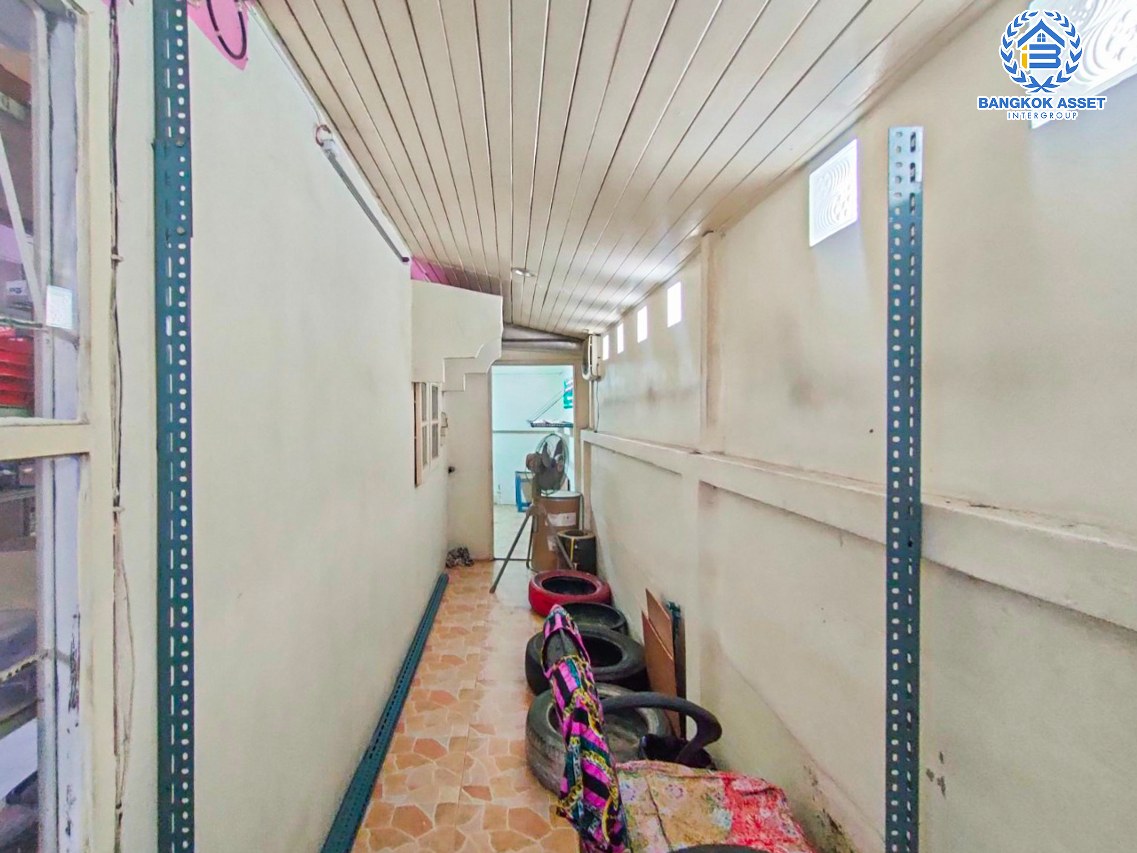 *****ทาวน์เฮ้าส์มือสองนนทบุรี หมู่บ้าน ช.รุ่งเรือง6 บางกรวย-ไทรน้อย หลังมุม! เนื้อที่กว้างเกือบ 30 ตร.ว. ฟังก์ชัน 2 ห้องนอน 2 ห้องน้ำ 1 ที่จอดรถ บ้านพร้อมอยู่ ต่อเติมพื้นที่ใช้สอยเยอะ บนทำเลเดินทางสะดวก ใกล้รถไฟฟ้าสายสีม่วง "สถานีบางพลู" และจุดขึ้นทางด่วน "ศรีรัช" จองด่วน!