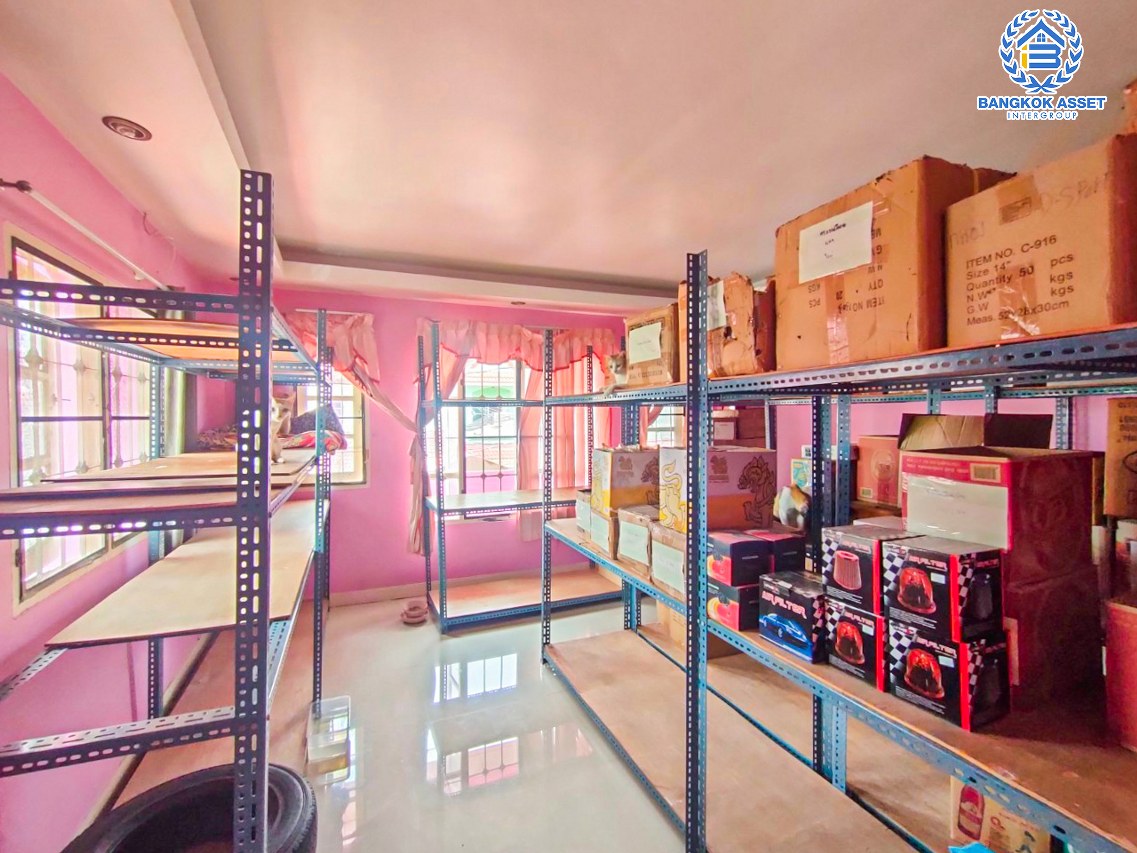 *****ทาวน์เฮ้าส์มือสองนนทบุรี หมู่บ้าน ช.รุ่งเรือง6 บางกรวย-ไทรน้อย หลังมุม! เนื้อที่กว้างเกือบ 30 ตร.ว. ฟังก์ชัน 2 ห้องนอน 2 ห้องน้ำ 1 ที่จอดรถ บ้านพร้อมอยู่ ต่อเติมพื้นที่ใช้สอยเยอะ บนทำเลเดินทางสะดวก ใกล้รถไฟฟ้าสายสีม่วง "สถานีบางพลู" และจุดขึ้นทางด่วน "ศรีรัช" จองด่วน!