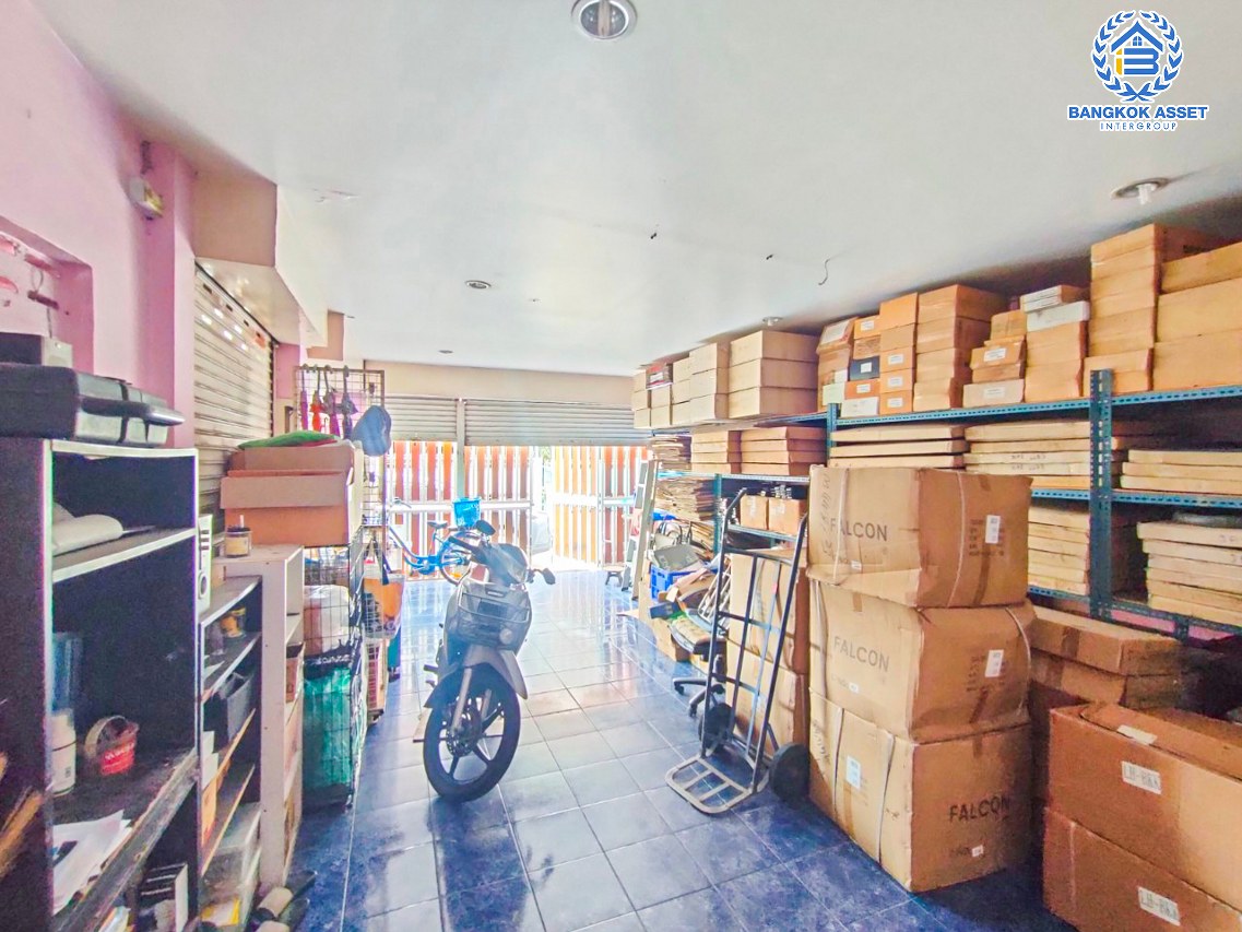 *****ทาวน์เฮ้าส์มือสองนนทบุรี หมู่บ้าน ช.รุ่งเรือง6 บางกรวย-ไทรน้อย หลังมุม! เนื้อที่กว้างเกือบ 30 ตร.ว. ฟังก์ชัน 2 ห้องนอน 2 ห้องน้ำ 1 ที่จอดรถ บ้านพร้อมอยู่ ต่อเติมพื้นที่ใช้สอยเยอะ บนทำเลเดินทางสะดวก ใกล้รถไฟฟ้าสายสีม่วง "สถานีบางพลู" และจุดขึ้นทางด่วน "ศรีรัช" จองด่วน!