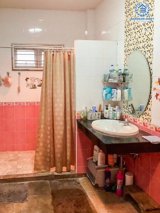 *****บ้านเดี่ยวมือสองนนทบุรี โครงการ เนเจอร์โฮม กาญจนาภิเษก เนื้อที่กว้าง 103 ตร.ว. ฟังก์ชัน 4 ห้องนอน 3 ห้องน้ำ 2 ที่จอดรถ แถมฟรี! 6 เครื่องปรับอากาศ 1 เครื่องทำน้ำอุ่น บนทำเลแห่งการเดินทาง เชื่อมต่อถนนกาญจนาภิเษก, ถนนรัตนาธิเบศร์ ใกล้รถไฟฟ้าสายสีม่วง "สถานีบางพลู" และทางด่วน "ศรีรัช"