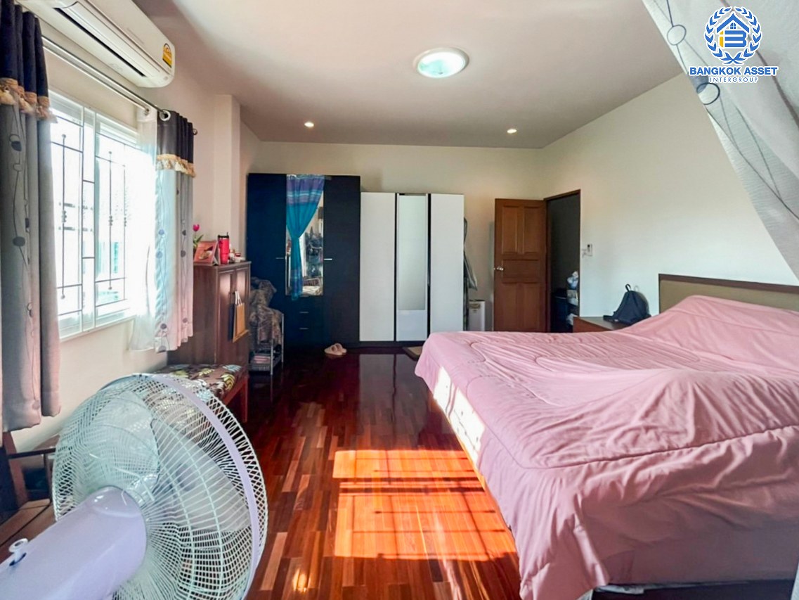 *****บ้านเดี่ยวมือสองนนทบุรี โครงการ เนเจอร์โฮม กาญจนาภิเษก เนื้อที่กว้าง 103 ตร.ว. ฟังก์ชัน 4 ห้องนอน 3 ห้องน้ำ 2 ที่จอดรถ แถมฟรี! 6 เครื่องปรับอากาศ 1 เครื่องทำน้ำอุ่น บนทำเลแห่งการเดินทาง เชื่อมต่อถนนกาญจนาภิเษก, ถนนรัตนาธิเบศร์ ใกล้รถไฟฟ้าสายสีม่วง "สถานีบางพลู" และทางด่วน "ศรีรัช"