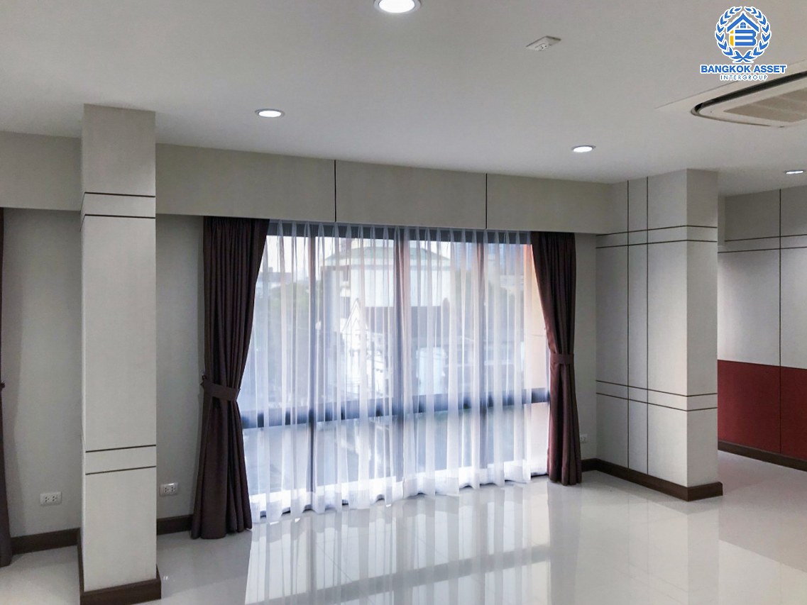 *****อาคารพาณิชย์มือสองกรุงเทพมหานคร สำนักงาน รามคำแหง ซ.4 รามคำแหง หลังมุม! เนื้อที่กว้างถึง 88 ตร.ว. ฟังก์ชัน 10 ห้องนอน 9 ห้องน้ำ ตึก 4 ชั้น พร้อมโกดัง 2 ชั้น สามารถเปิดเป็นสำนักงาน หรือออฟฟิศได้ บนทำเลเดินทางสะดวก ใกล้รถไฟฟ้าสายสีส้ม "สถานีหัวหมาก" และทางด่วน "พระราม 9,ฉลองรัช"