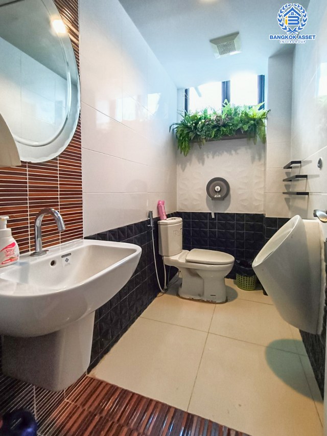 *****อาคารพาณิชย์มือสองกรุงเทพมหานคร สำนักงาน รามคำแหง ซ.4 รามคำแหง หลังมุม! เนื้อที่กว้างถึง 88 ตร.ว. ฟังก์ชัน 10 ห้องนอน 9 ห้องน้ำ ตึก 4 ชั้น พร้อมโกดัง 2 ชั้น สามารถเปิดเป็นสำนักงาน หรือออฟฟิศได้ บนทำเลเดินทางสะดวก ใกล้รถไฟฟ้าสายสีส้ม "สถานีหัวหมาก" และทางด่วน "พระราม 9,ฉลองรัช"