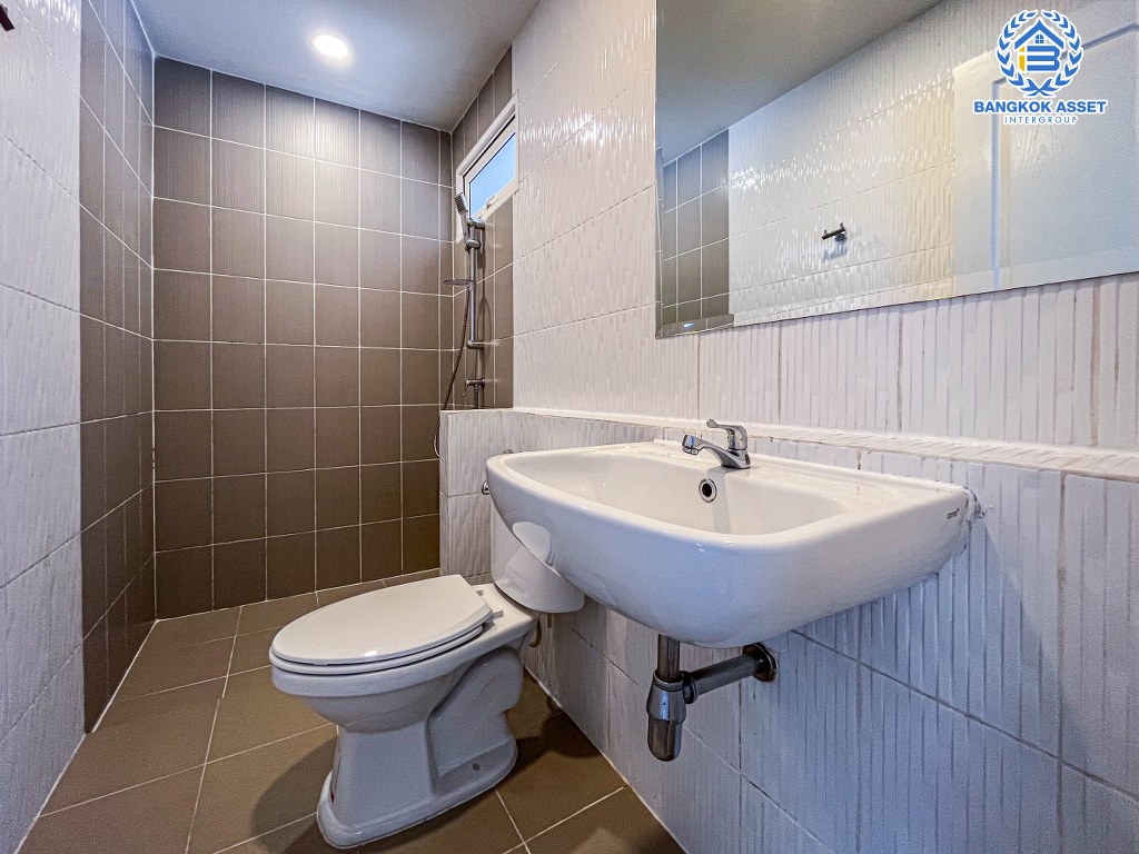 บ้านเดี่ยวมือสอง โครงการ เซนโทร ราชพฤกษ์1 เนื้อที่ 50.80 ตร.ว. ฟังก์ชัน 4 ห้องนอน 3 ห้องน้ำ 2 ที่จอดรถ บ้านสภาพดีมาก โครงการมีความเป็นส่วนตัว บนทำเลดี เชื่อมต่อถนนนครอินทร์ ถนนกาญจนาภิเษก ถนนราชพฤกษ์ ใกล้รถไฟฟ้าสายสีม่วง "สถานีบางพลู" และจุดขึ้นทางด่วน "ศรีรัช-วงแหวนรอบนอก"...