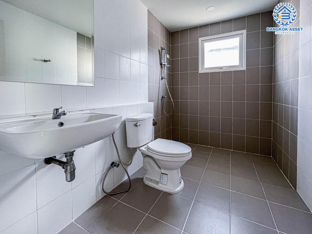 บ้านเดี่ยวมือสอง โครงการ เซนโทร ราชพฤกษ์1 เนื้อที่ 50.80 ตร.ว. ฟังก์ชัน 4 ห้องนอน 3 ห้องน้ำ 2 ที่จอดรถ บ้านสภาพดีมาก โครงการมีความเป็นส่วนตัว บนทำเลดี เชื่อมต่อถนนนครอินทร์ ถนนกาญจนาภิเษก ถนนราชพฤกษ์ ใกล้รถไฟฟ้าสายสีม่วง "สถานีบางพลู" และจุดขึ้นทางด่วน "ศรีรัช-วงแหวนรอบนอก"...